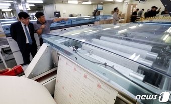 본문 이미지 -  서울시 강서구선거관리위원회와 인쇄업체 관계자들이 인쇄업체 인쇄 상황을 점검하는 모습 2023.10.2/뉴스1 (사진은 기사 내용과 직접적인 관련이 없음) ⓒ News1 장수영 기자