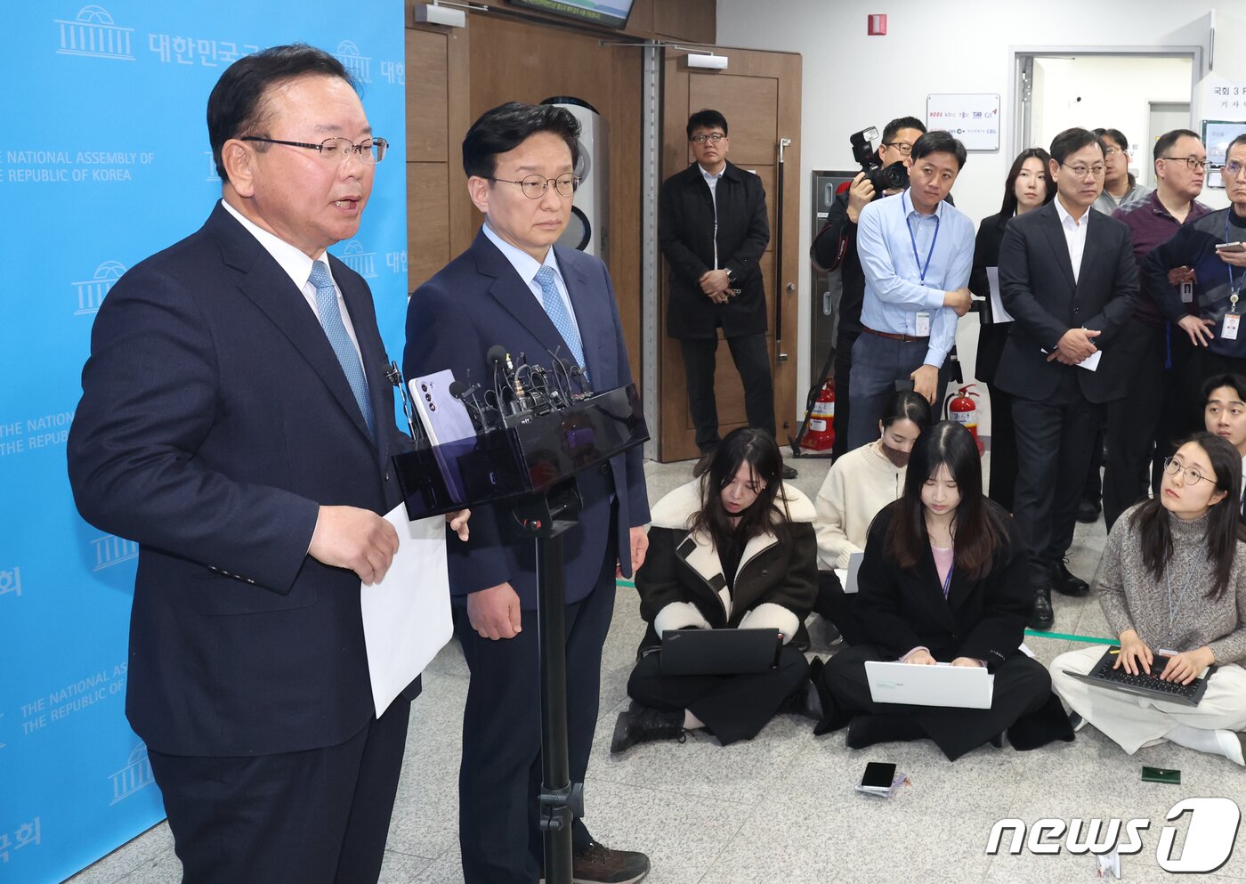 본문 이미지 - 김부겸 전 국무총리가 11일 오후 서울 여의도 국회 소통관에서 더불어민주당의 4·10 총선 선거대책위원회에 합류 기자회견을 마치고 취재진의 질문을 받고 있다. 2024.3.11/뉴스1 ⓒ News1 송원영 기자
