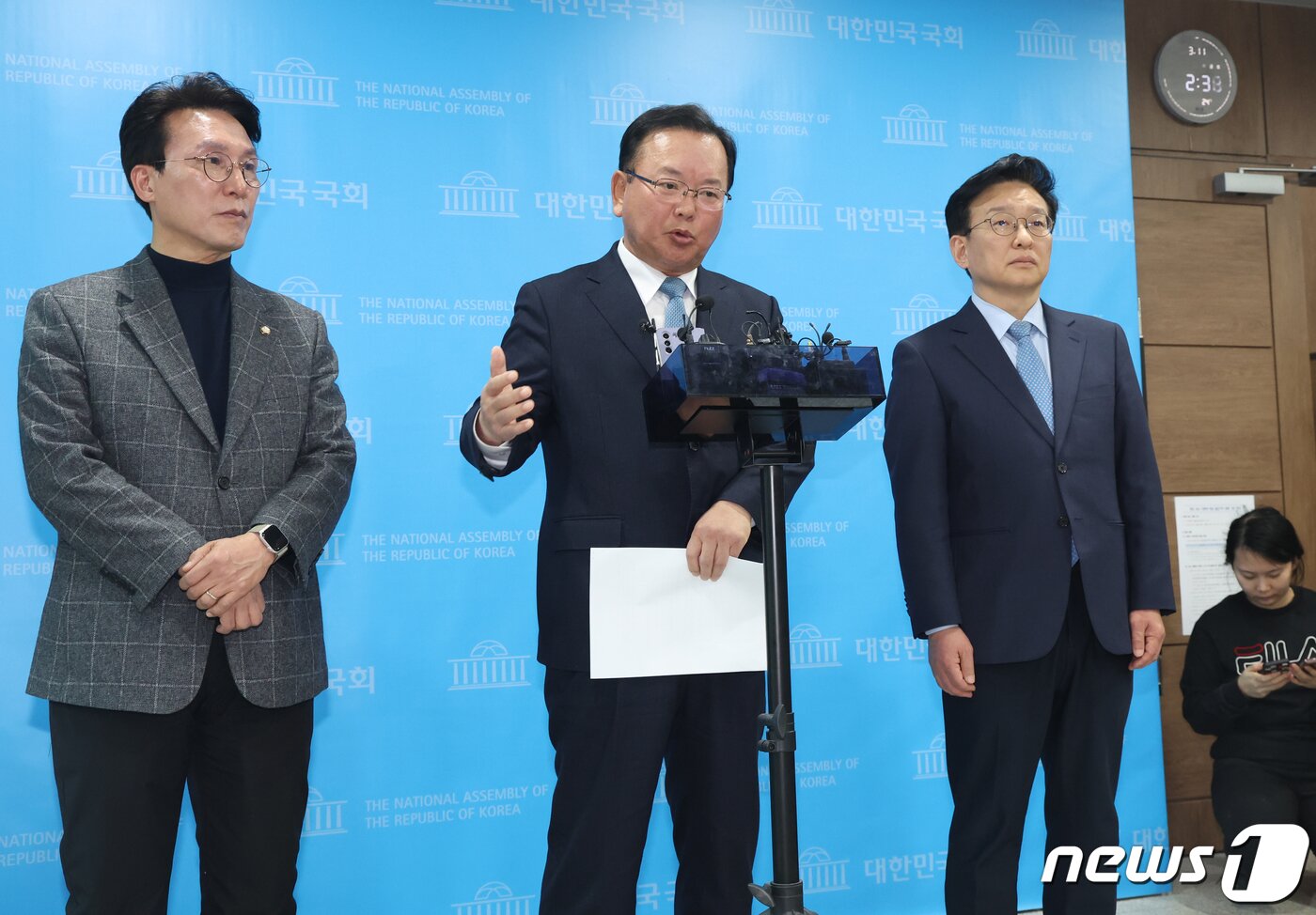본문 이미지 - 김부겸 전 국무총리가 11일 오후 서울 여의도 국회 소통관에서 더불어민주당의 4·10 총선 선거대책위원회에 합류 기자회견을 마치고 취재진의 질문을 받고 있다. 2024.3.11/뉴스1 ⓒ News1 송원영 기자