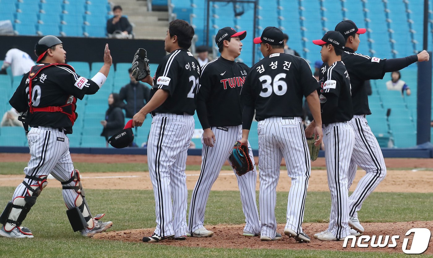 본문 이미지 - 11일 오후 대구 삼성라이온즈파크에서 열린 프로야구 '2024 신한은행 SOL KBO리그' LG 트윈스와 삼성 라이온즈의 시범경기에서 5대 2 승리를 거둔 LG 선수들이 기뻐하고 있다. 2024.3.11/뉴스1 ⓒ News1 공정식 기자