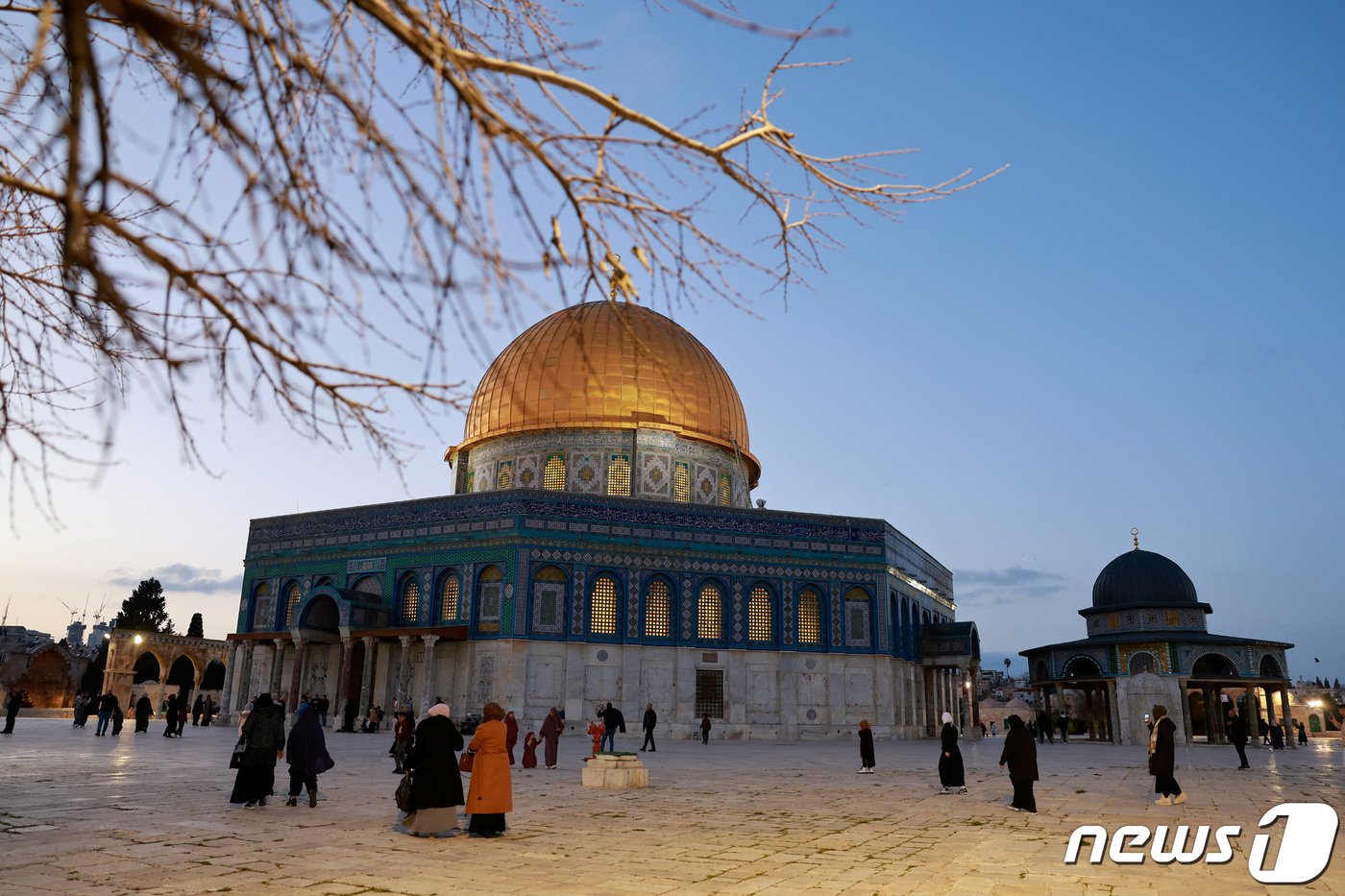 (예루살렘 로이터=뉴스1) 박재하 기자 = 이슬람 금식성월인 '라마단'이 시작되는 10일(현지시간) 이스라엘 예루살렘 내 이슬람 성지 알아크사 사원에 무슬림들이 기도하러 향하고 있 …