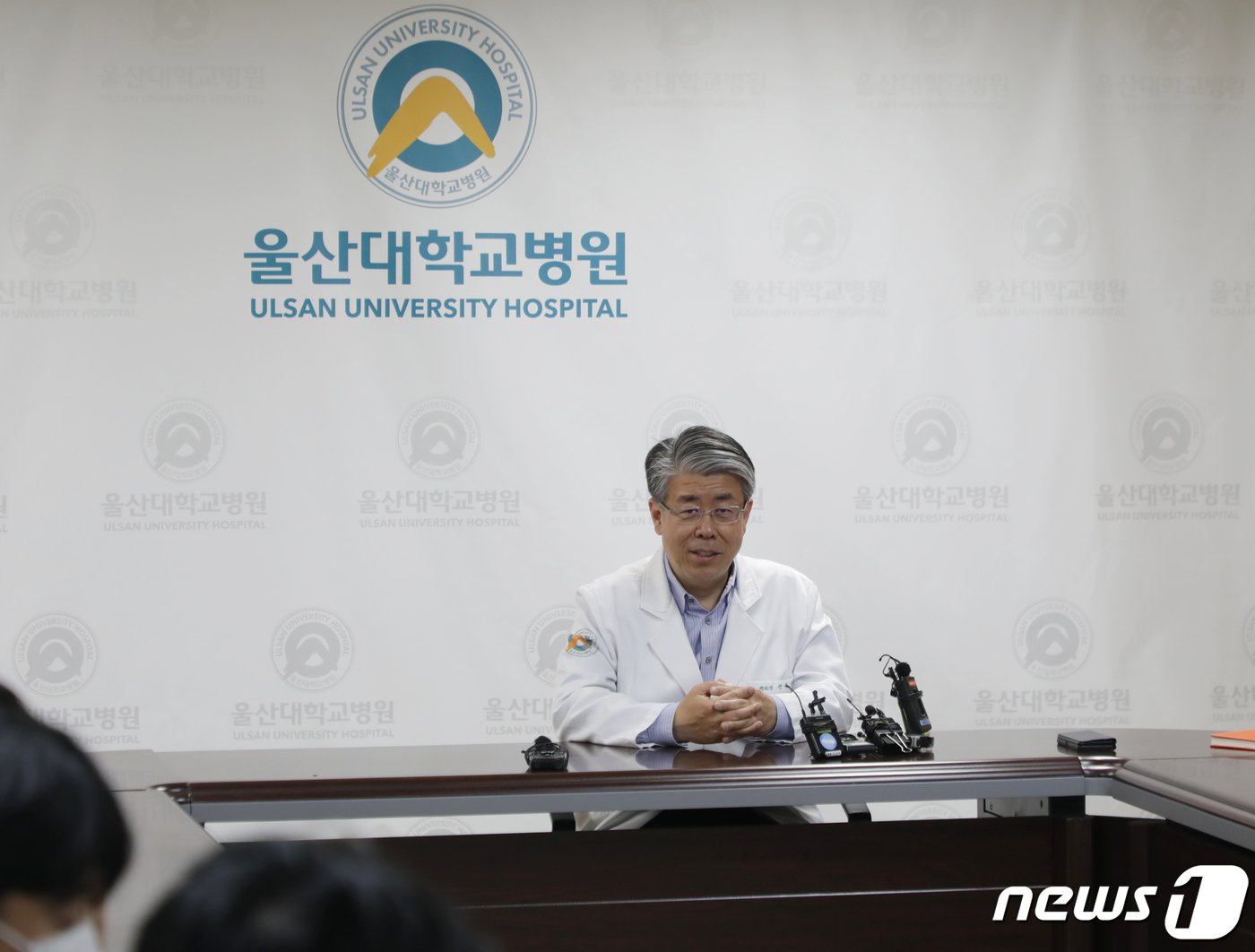 본문 이미지 - 울산대병원 정융기 병원장은 11일 노조의 기자회견이 끝나자 취재진과 인터뷰를 진행했다..2024.3.11/뉴스1 ⓒNews1 김지혜 기자