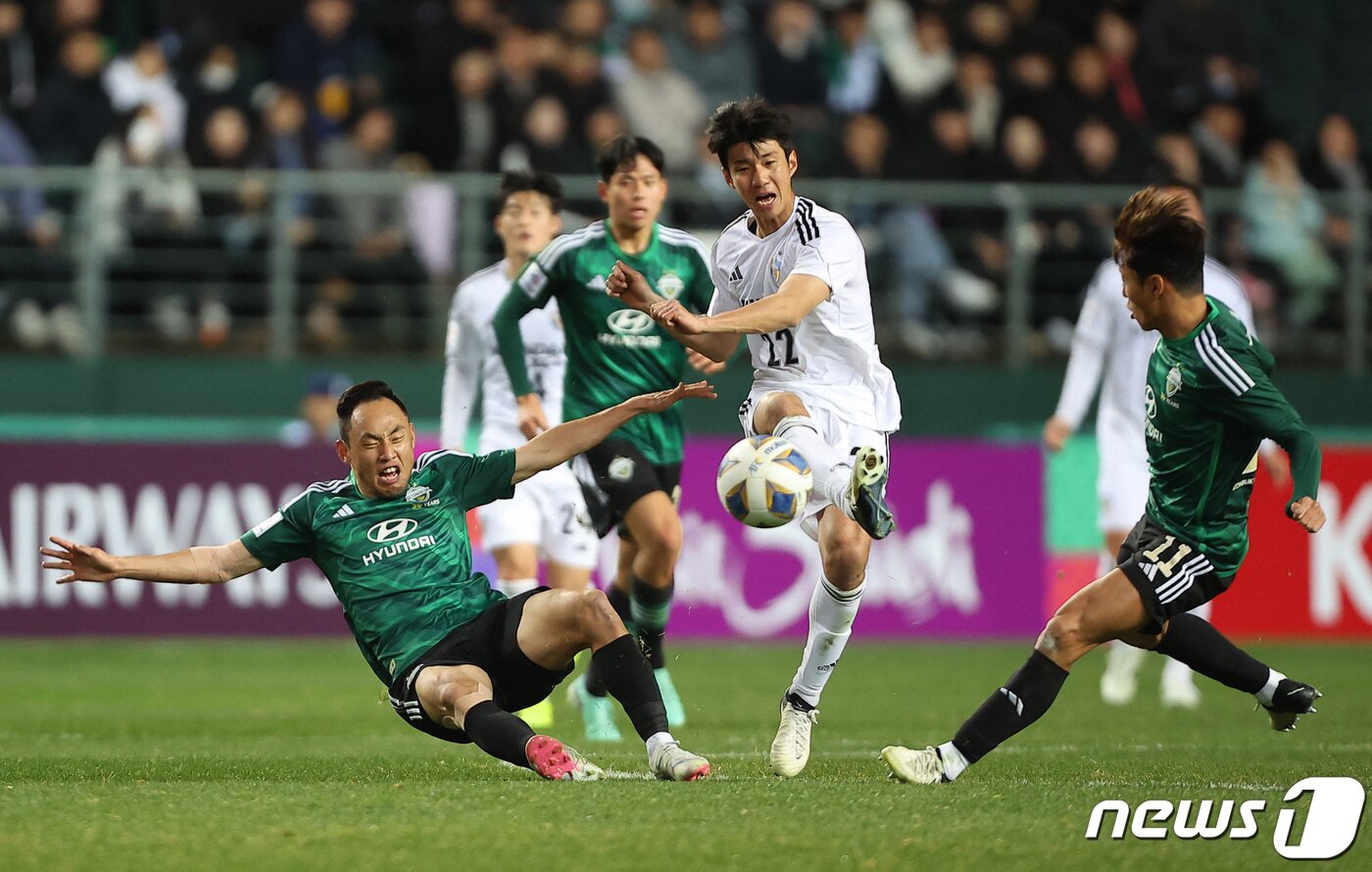 본문 이미지 - 울산과 전북의 ACL 8강 1차전 경기 모습 ⓒ 로이터=뉴스1