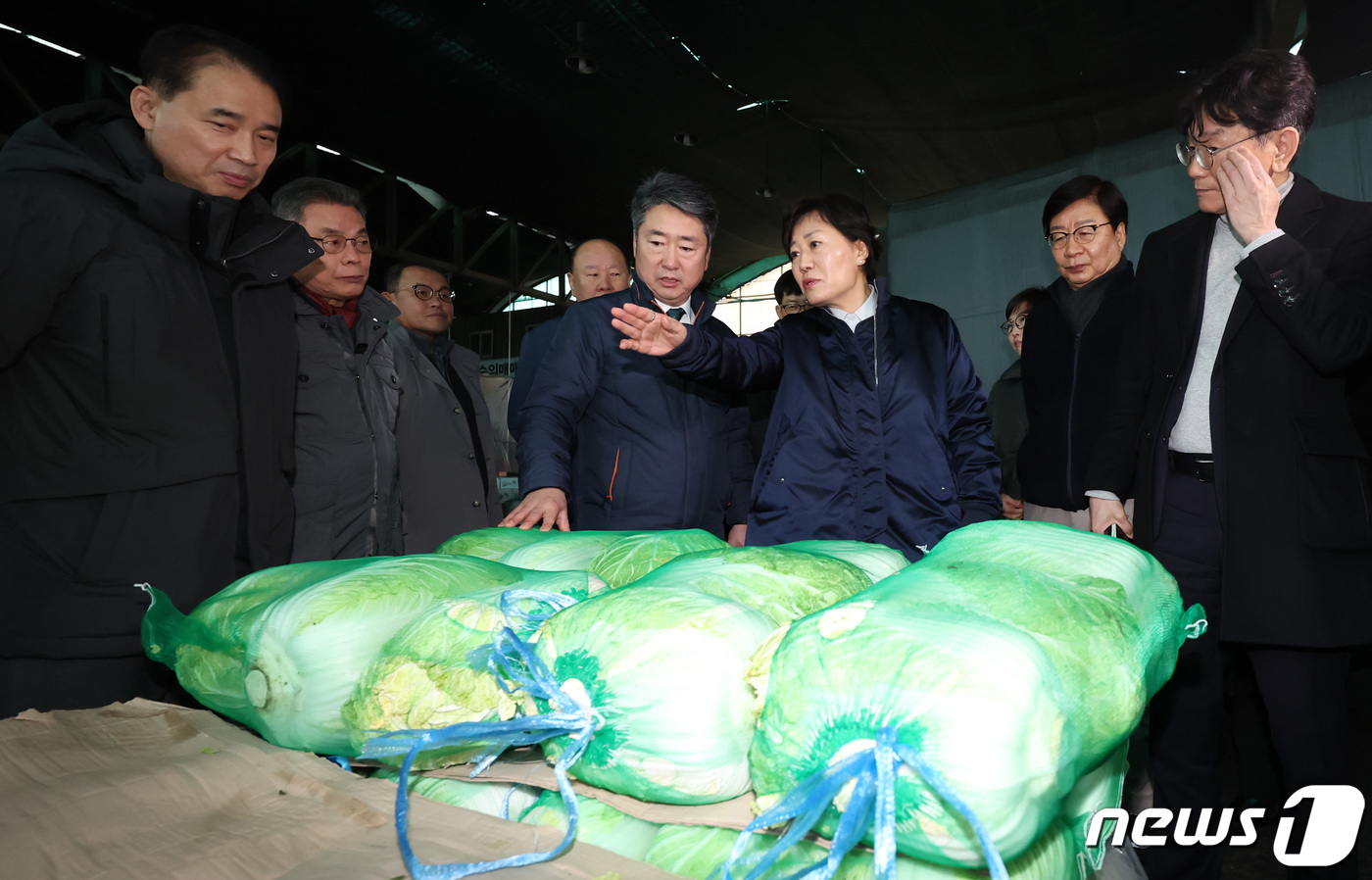 (서울=뉴스1) 김민지 기자 = 송미령 농림축산식품부 장관이 12일 오전 서울 송파구 가락농수산물종합도매시장에서 사과·배추 등 농산물 수급 현황을 점검하고 있다. 2024.3.12 …