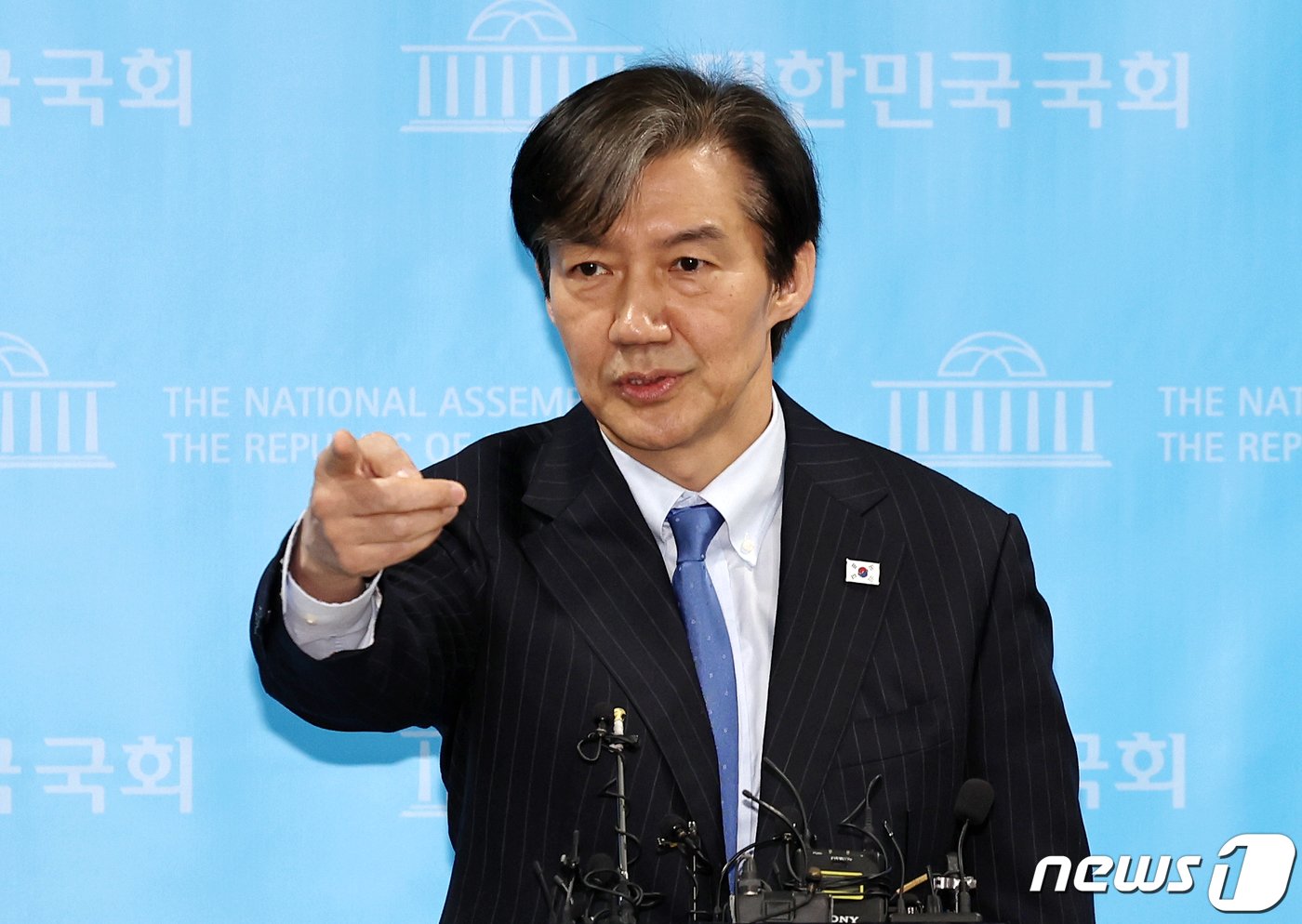 본문 이미지 - 조국 조국혁신당 대표가 12일 오전 서울 여의도 국회 소통관에서 총선 공약 기자회견을 마치고 취재진의 질문을 받고 있다. 2024.3.12/뉴스1 ⓒ News1 구윤성 기자