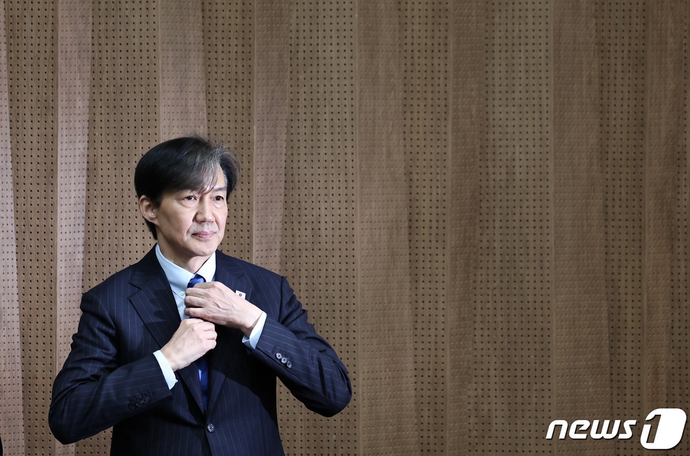 본문 이미지 - 조국 조국혁신당 대표가 12일 오전 서울 여의도 국회 소통관에서 총선 공약 기자회견을 앞두고 넥타이를 고쳐매고 있다. 2024.3.12/뉴스1 ⓒ News1 구윤성 기자