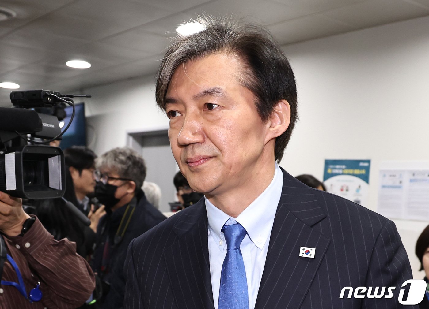 본문 이미지 - 조국 조국혁신당 대표가 12일 오전 서울 여의도 국회 소통관에서 총선 공약 기자회견을 소통관을 나서고 있다. 2024.3.12/뉴스1 ⓒ News1 구윤성 기자