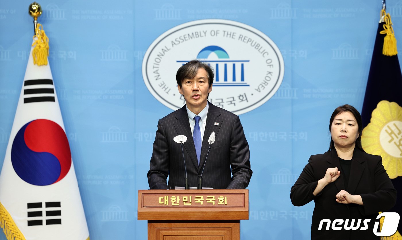 본문 이미지 - 조국 조국혁신당 대표가 12일 오전 서울 여의도 국회 소통관에서 총선 공약 기자회견을 하고 있다. 2024.3.12/뉴스1 ⓒ News1 구윤성 기자