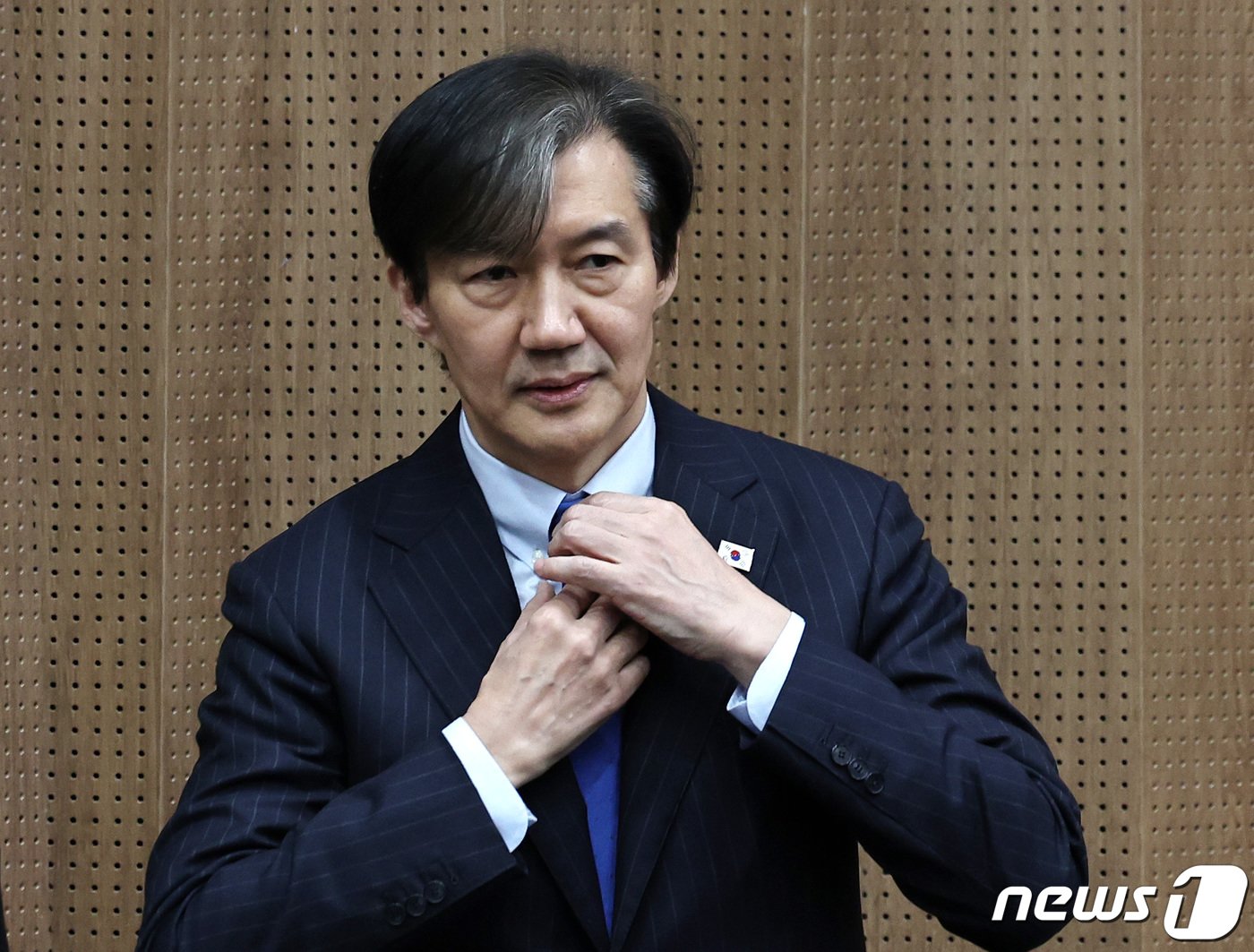 본문 이미지 - 조국 조국혁신당 대표가 12일 오전 서울 여의도 국회 소통관에서 총선 공약 기자회견을 앞두고 넥타이를 고쳐매고 있다. 2024.3.12/뉴스1 ⓒ News1 구윤성 기자