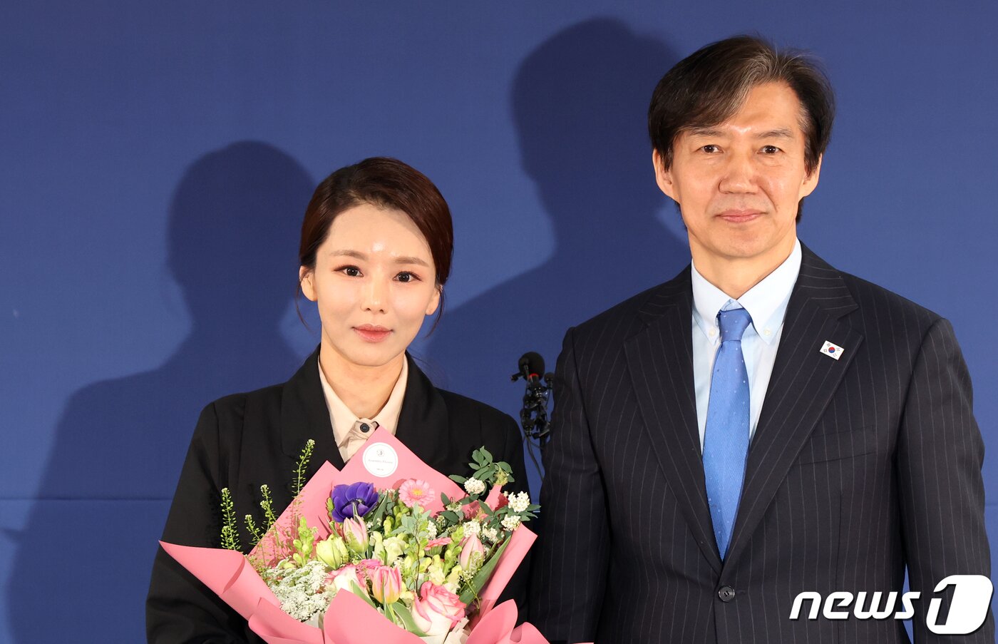 본문 이미지 - 조국 조국혁신당 혁신정책연구원장이 지난해 3월 12일 오전 서울 여의도 당사에서 열린 인재영입 입당 기자회견에서 강미정 전 아나운서에게 꽃다발을 전달 후 기념촬영을 하고 있다. 2024.3.12/뉴스1 ⓒ News1 김명섭 기자