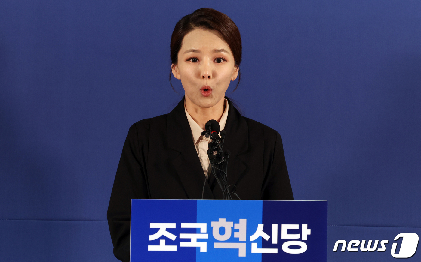 (서울=뉴스1) 김명섭 기자 = 강미정 전 아나운서가 12일 오전 서울 여의도 조국혁신당사에서 열린 인재영입 입당 기자회견에서 발언을 하고 있다. 강미정 아나운서는 탄핵된 이정섭 …