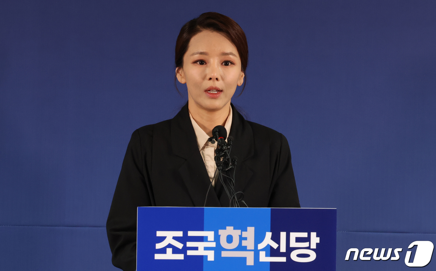 (서울=뉴스1) 김명섭 기자 = 강미정 전 아나운서가 12일 오전 서울 여의도 조국혁신당사에서 열린 인재영입 입당 기자회견에서 발언을 하고 있다. 강미정 아나운서는 탄핵된 이정섭 …