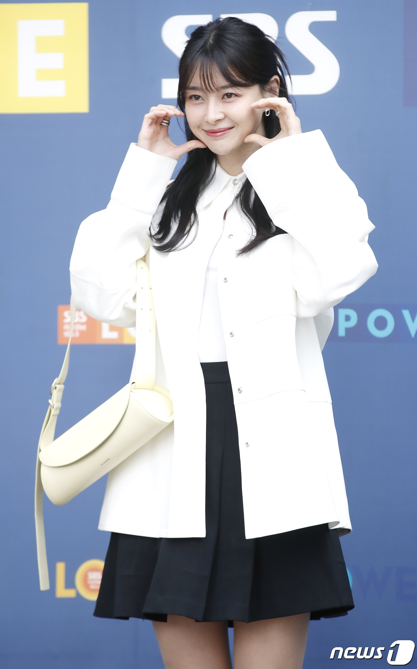 (서울=뉴스1) 권현진 기자 = 배우 권나라가 라디오 '최화정의 파워타임'을 위해 12일 서울 양천구 목동 SBS에 도착해 인사를 하고 있다. 2024.3.12/뉴스1