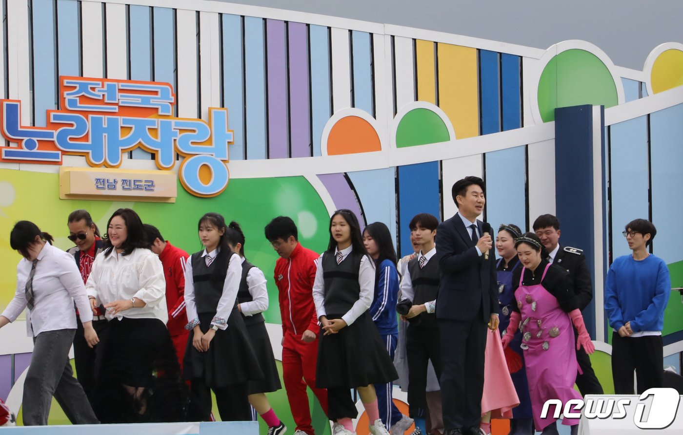 본문 이미지 - 방송인 남희석이 12일 전남 진도 제44회 신비의 바닷길 축제에서 열린 KBS 전국노래자랑 진도편 녹화장에서 리허설을 하고 있다. 2024.3.12/뉴스1 ⓒ News1 이수민 기자