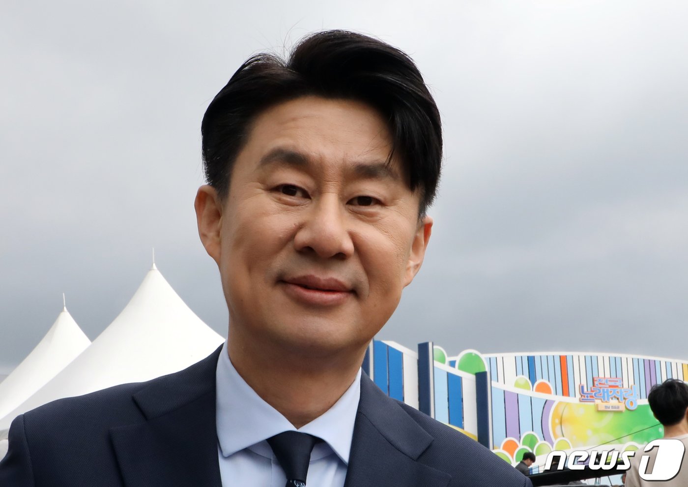 본문 이미지 - 방송인 남희석이 12일 전남 진도 제44회 신비의 바닷길 축제에서 열린 KBS 전국노래자랑 진도편 녹화를 앞두고 기념촬영하고 있다. 2024.3.12/뉴스1 ⓒ News1 이수민 기자