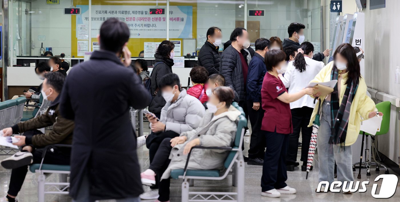 본문 이미지 - 의대정원 증원에 반대하는 전공의들의 집단행동이 이어지고 있는 12일 오전 서울 중구 국립중앙의료원을 찾은 시민들이 수납을 위해 대기실에 앉아 있다. 2024.3.12/뉴스1 ⓒ News1 장수영 기자