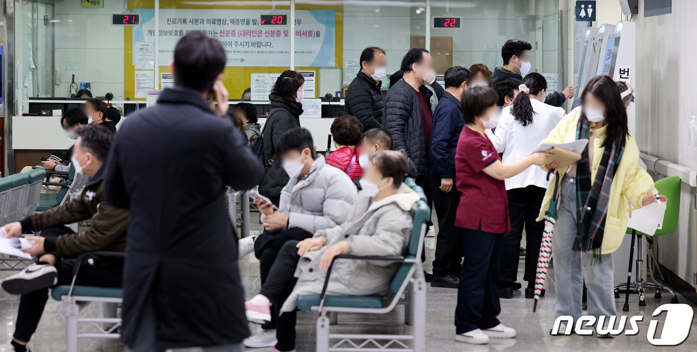 의대정원 증원에 반대하는 전공의들의 집단행동이 이어지고 있는 12일 오전 서울 중구 국립중앙의료원을 찾은 시민들이 수납을 위해 대기실에 앉아 있다. 2024.3.12/뉴스1 ⓒ News1 장수영 기자