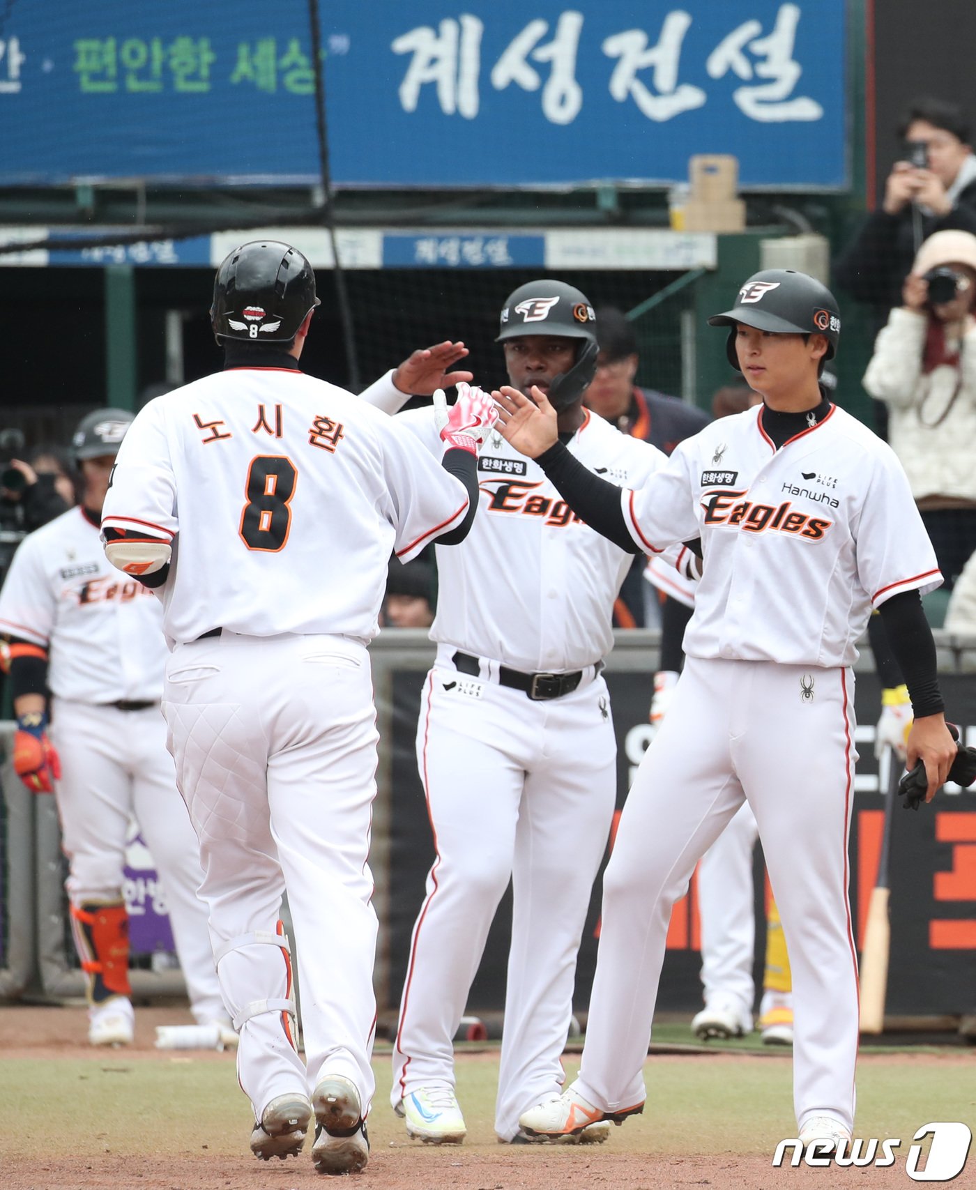 본문 이미지 - 12일 오후 대전 중구 한화생명 이글스파크에서 열린 프로야구 '2024 신한은행 SOL KBO리그' 기아 타이거즈와 한화 이글스 시범경기에서 1회말 1사 1,2루 상황 한화 노시환이 3점 홈런을 치고 홈으로 향하고 있다. 2024.3.12/뉴스1 ⓒ News1 김기태 기자