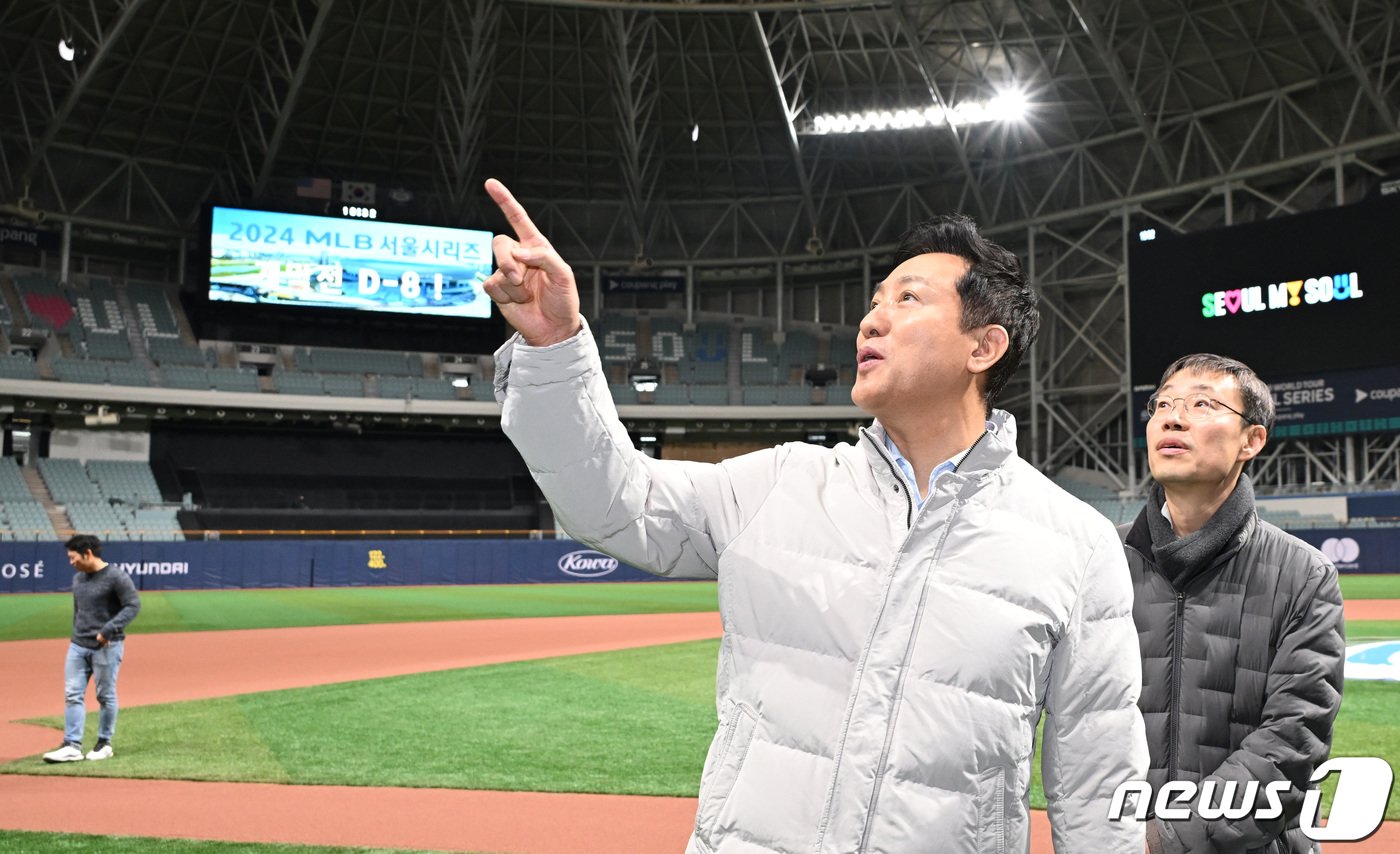 본문 이미지 - 오세훈 서울시장이 12일 서울 구로구 고척스카이돔을 찾아 국내 최초로 개최되는 &#39;MLB 월드투어 서울시리즈&#39; 준비 상황을 점검하고 있다. &#40;서울시 제공&#41; 2024.3.12/뉴스1