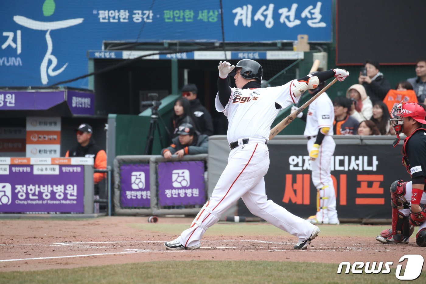 본문 이미지 - 12일 오후 대전 중구 한화생명 이글스파크에서 열린 프로야구 '2024 신한은행 SOL KBO리그' 기아 타이거즈와 한화 이글스 시범경기에서 1회말 1사 1,2루 상황 한화 노시환이 3점 홈런을 치고 있다. 2024.3.12/뉴스1 ⓒ News1 김기태 기자