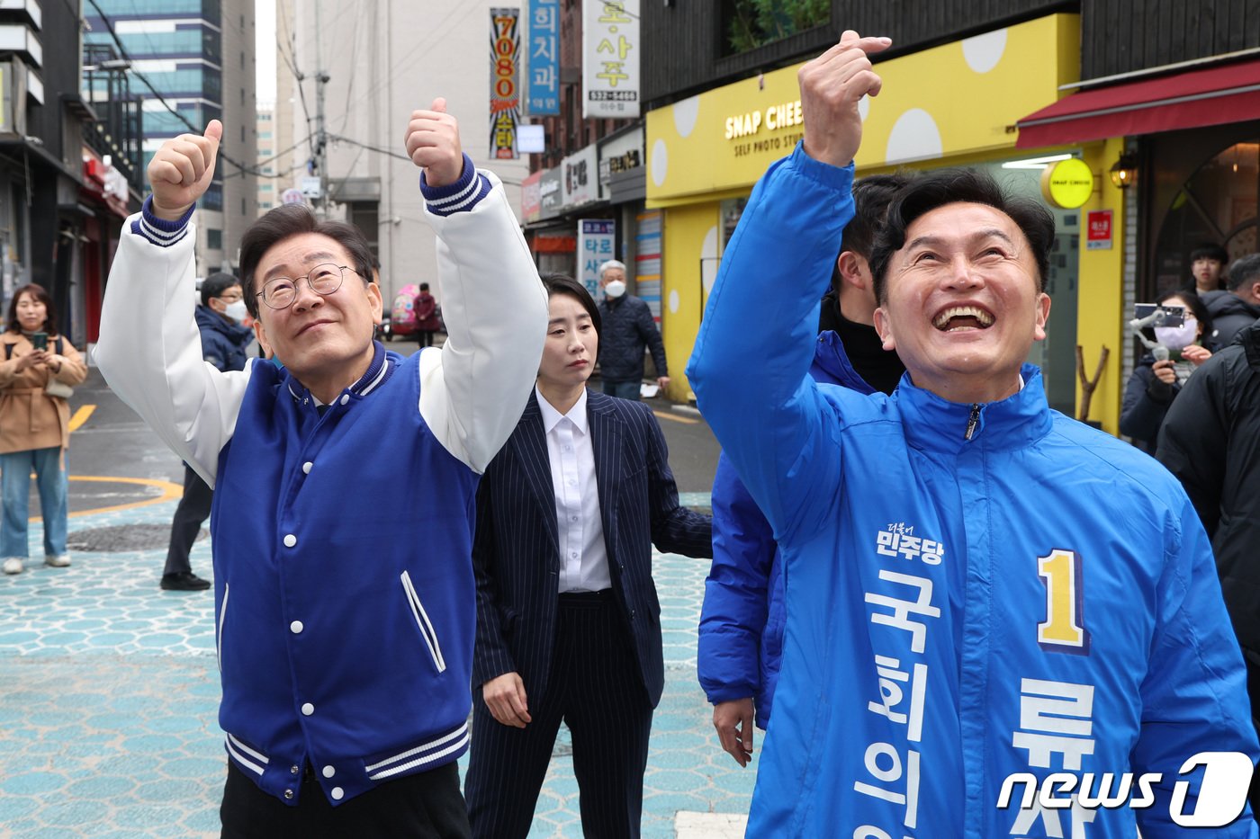 이재명 더불어민주당 대표가 12일 서울 동작구 남성사계시장을 방문해 류삼영 동작을 후보와 함께 시민들에게 인사하고 있다. 2024.3.12/뉴스1 ⓒ News1 신웅수 기자