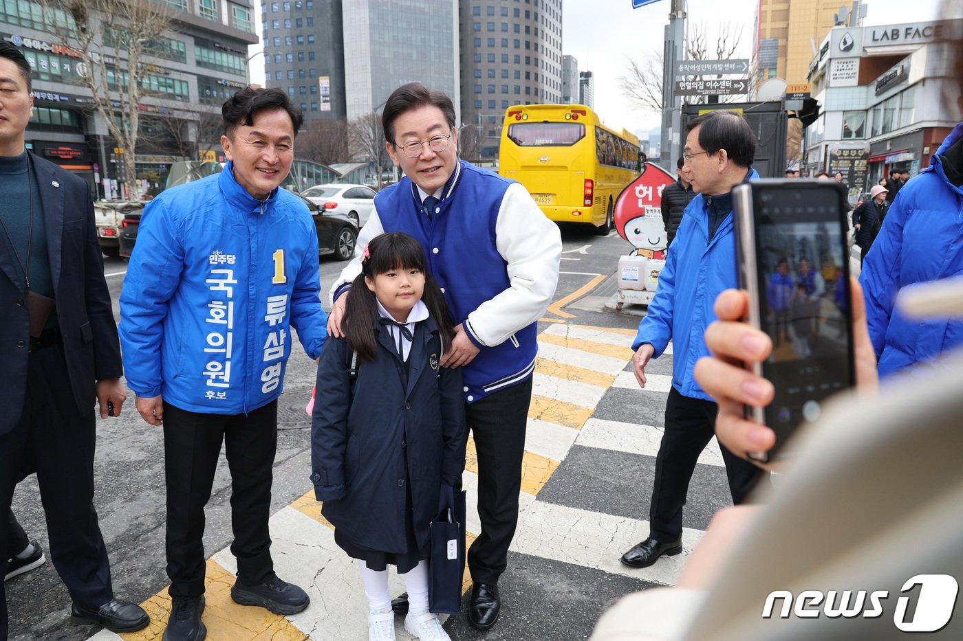 이재명 더불어민주당 대표와 류삼영 동작을 후보가 12일 서울 동작구 남성사계시장을 방문해 어린이와 기념 촬영을 하고 있다. 2024.3.12/뉴스1 ⓒ News1 신웅수 기자