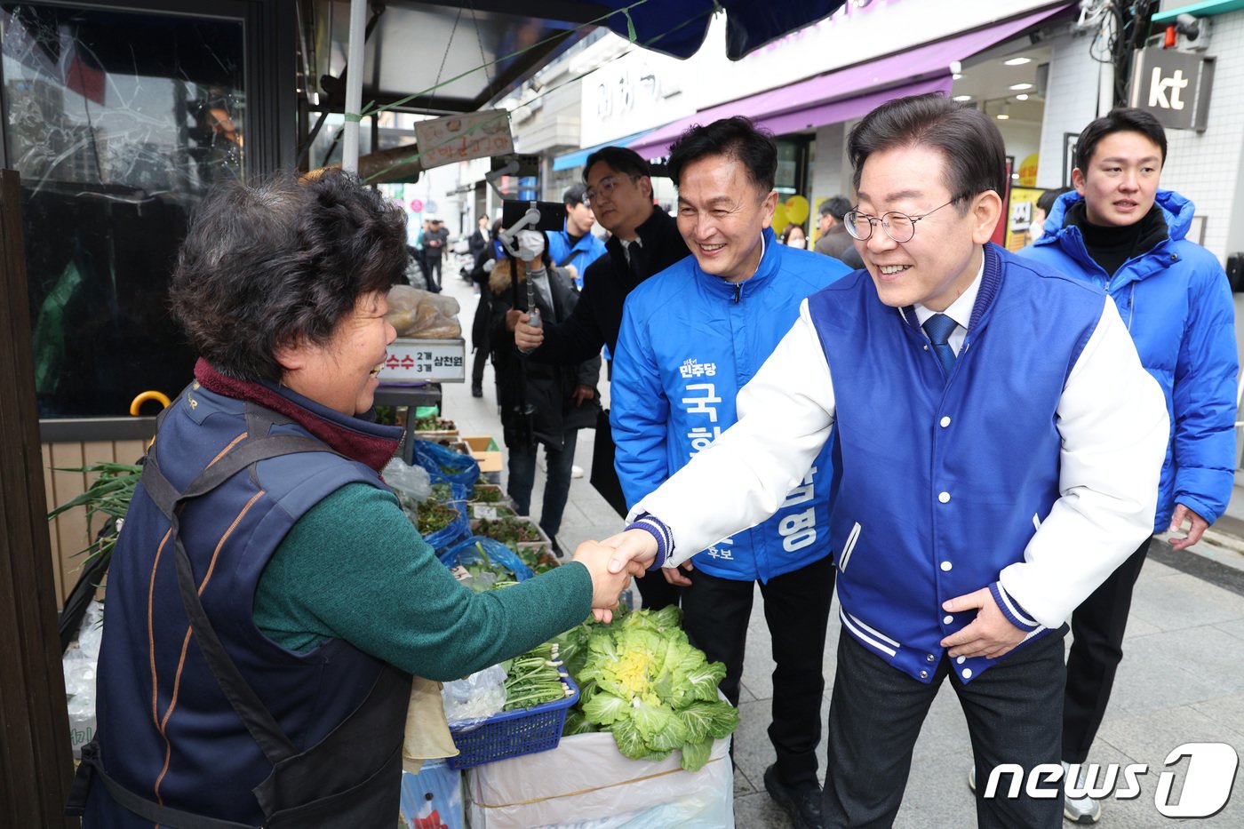 이재명 더불어민주당 대표와 류삼영 동작을 후보가 12일 서울 동작구 남성사계시장을 방문해 시민들과 인사하고 있다. 2024.3.12/뉴스1 ⓒ News1 신웅수 기자