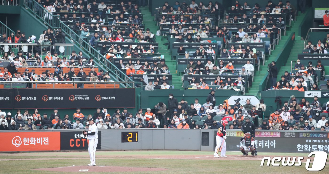 본문 이미지 - 12일 오후 대전 중구 한화생명 이글스파크에서 열린 프로야구 '2024 신한은행 SOL KBO리그' 기아 타이거즈와 한화 이글스 시범경기에서 관중들이 경기를 관람하고 있다. 2024.3.12/뉴스1 ⓒ News1 김기태 기자