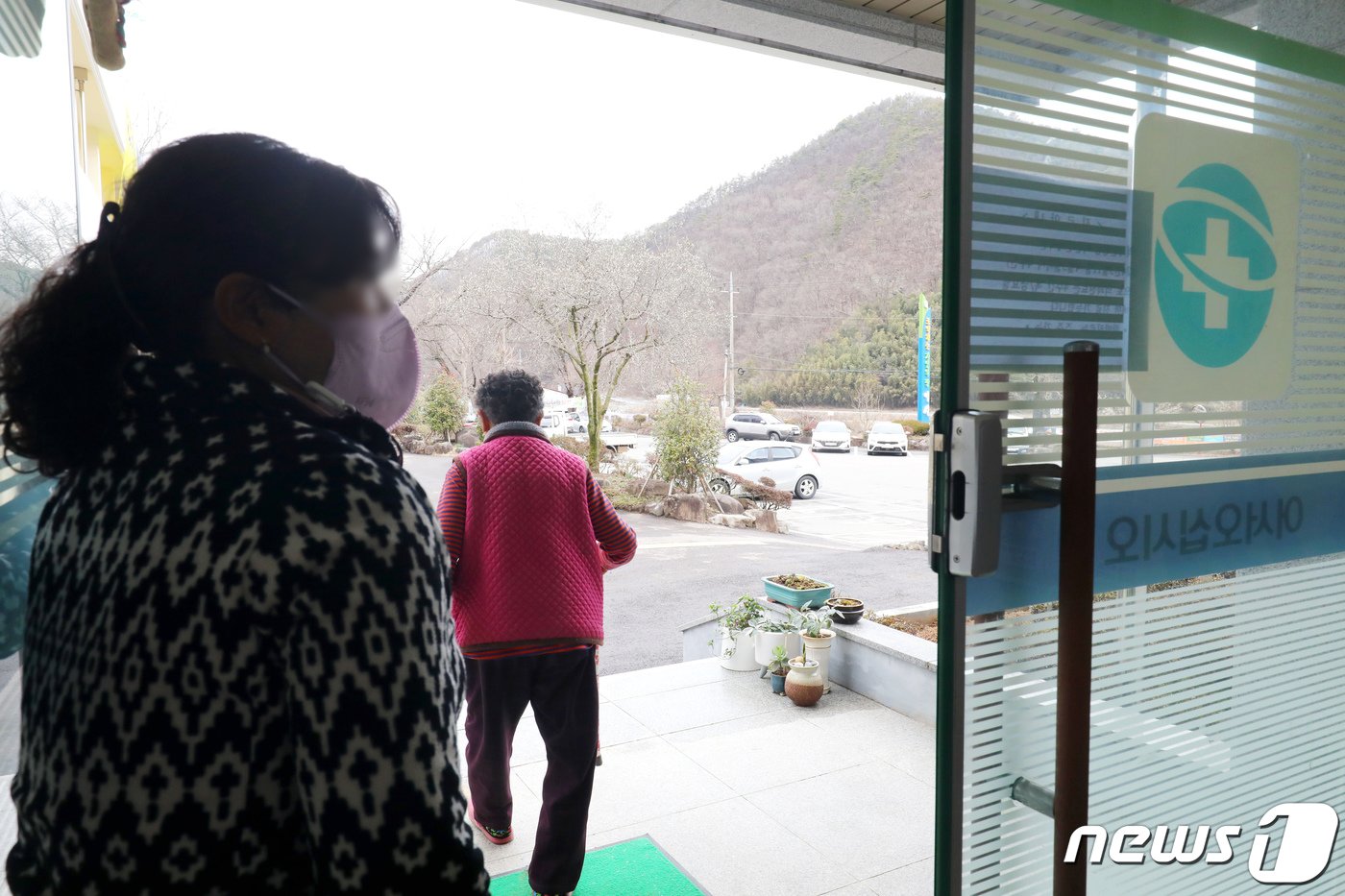 본문 이미지 - 이탈한 전공의들의 공백을 메우기 위해 지역 공보의들이 차출된 12일 오후 전남 화순군 이서면 보건소에 방문한 어르신(오른쪽)이 진료를 받지 못한 채 돌아서고 있다. 2024.3.12/뉴스1 ⓒ News1 박지현 기자