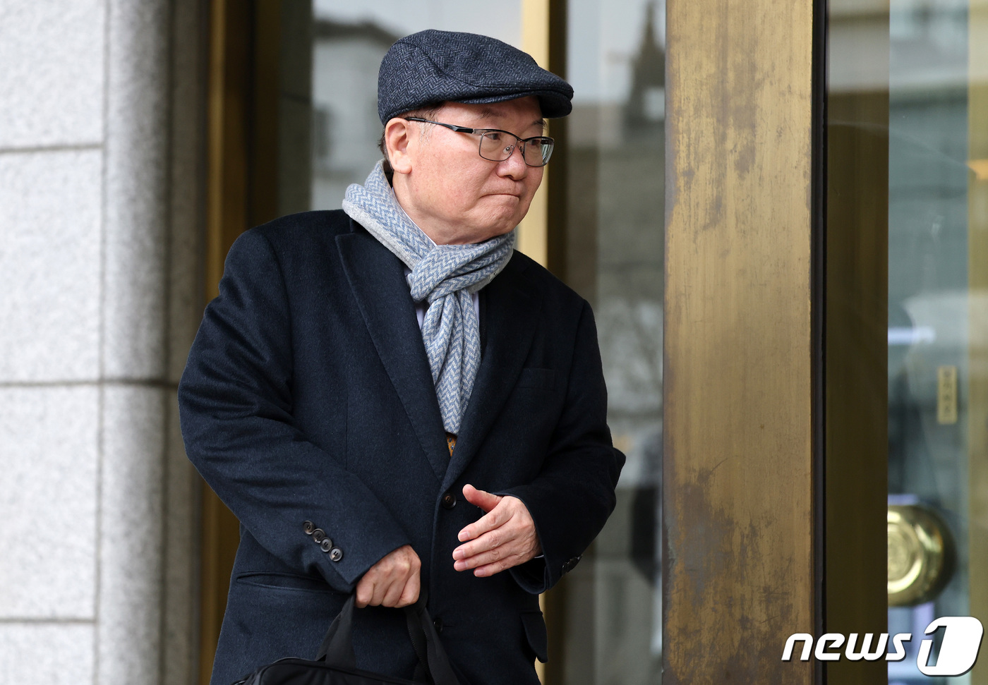 (서울=뉴스1) 이동해 기자 = '서울시 공무원 간첩조작 사건' 피해자 유우성 씨를 보복 기소했다는 이유로 탄핵소추된 안동완 부산지검 2차장검사의 대리인 이동흡 변호사가 12일 오 …