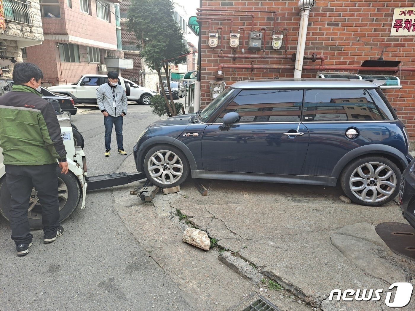 수원시 징수과 직원이 체납차량을 견인하고 있다. &#40;수원시 제공&#41;