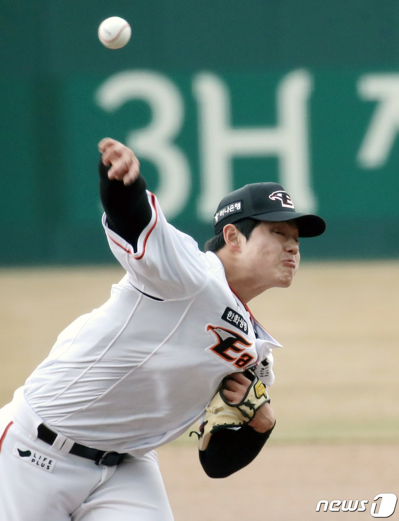 12일 오후 대전 중구 한화생명 이글스파크에서 열린 프로야구 &#39;2024 신한은행 SOL KBO리그&#39; 기아 타이거즈와 한화 이글스 시범경기에서 교체투입된 한화 문동주가 역투하고 있다. 2024.3.12/뉴스1 ⓒ News1 김기태 기자