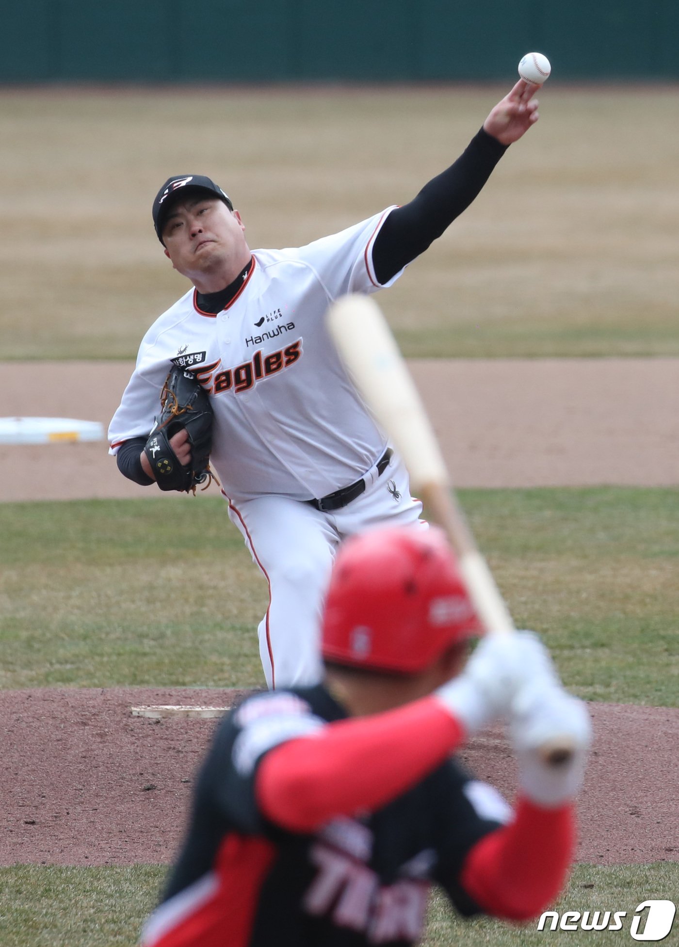 본문 이미지 - 12일 오후 대전 중구 한화생명 이글스파크에서 열린 프로야구 '2024 신한은행 SOL KBO리그' 기아 타이거즈와 한화 이글스 시범경기에서 한화 선발 류현진이 역투하고 있다. 2024.3.12/뉴스1 ⓒ News1 김기태 기자