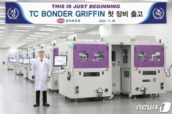 본문 이미지 - 곽동신 한미반도체 부회장과 HBM용 TC 본더 그리핀 장비(한미반도체 제공) 