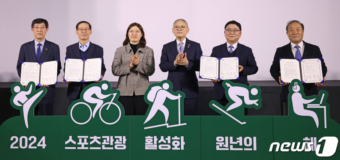 본문 이미지 - 유인촌 문화체육관광부 장관과 장미란 제2차관이 12일 서울 마포구 이(e)스포츠 명예의전당에서 열린 '스포츠관광 활성화를 위한 업무협약식'에서 참석자들과 기념촬영을 하고 있다. 왼쪽부터 이종갑 태권도진흥재단 이사장 직무대행, 조현재 국민체육진흥공단 이사장, 장 2차관, 유 장관, 이학주 한국관광공사 국제관광본부장, 김영만 한국e스포츠협회 회장. (문화체육관광부 제공) 2024.3.12/뉴스1