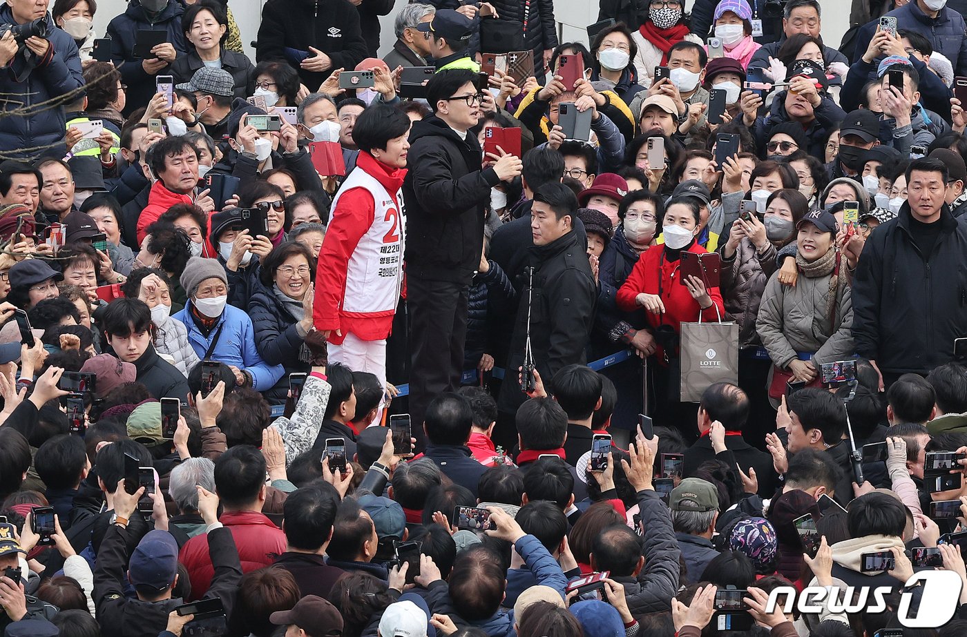 한동훈 국민의힘 비상대책위원장과 김영주 의원이 12일 서울 영등포구 타임스퀘어 광장에서 시민들과 인사를 나누고 있다. 2024.3.12/뉴스1 ⓒ News1 송원영 기자