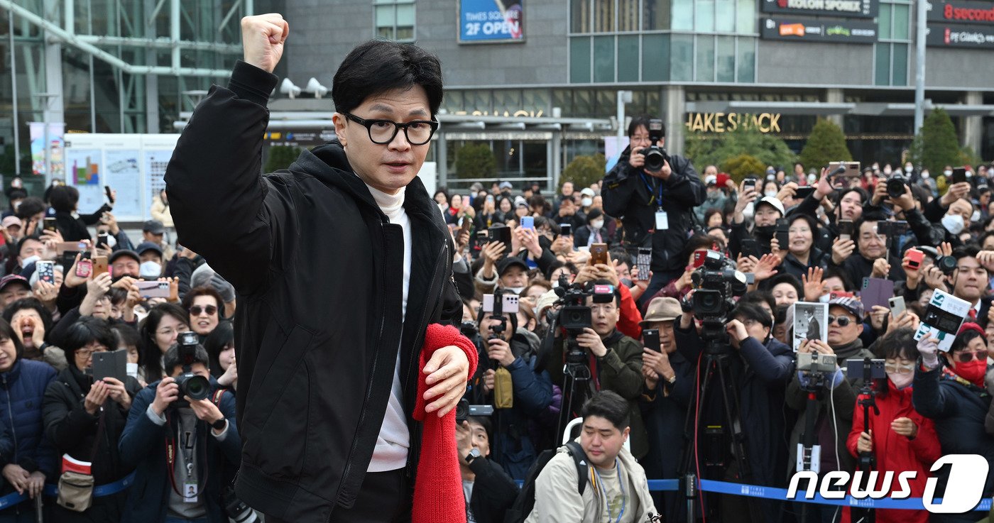 본문 이미지 - 한동훈 국민의힘 비상대책위원장이 12일 서울 영등포구 타임스퀘어를 방문해 시민들에게 인사를 하고 있다. (공동취재) 2024.3.12/뉴스1 ⓒ News1 송원영 기자