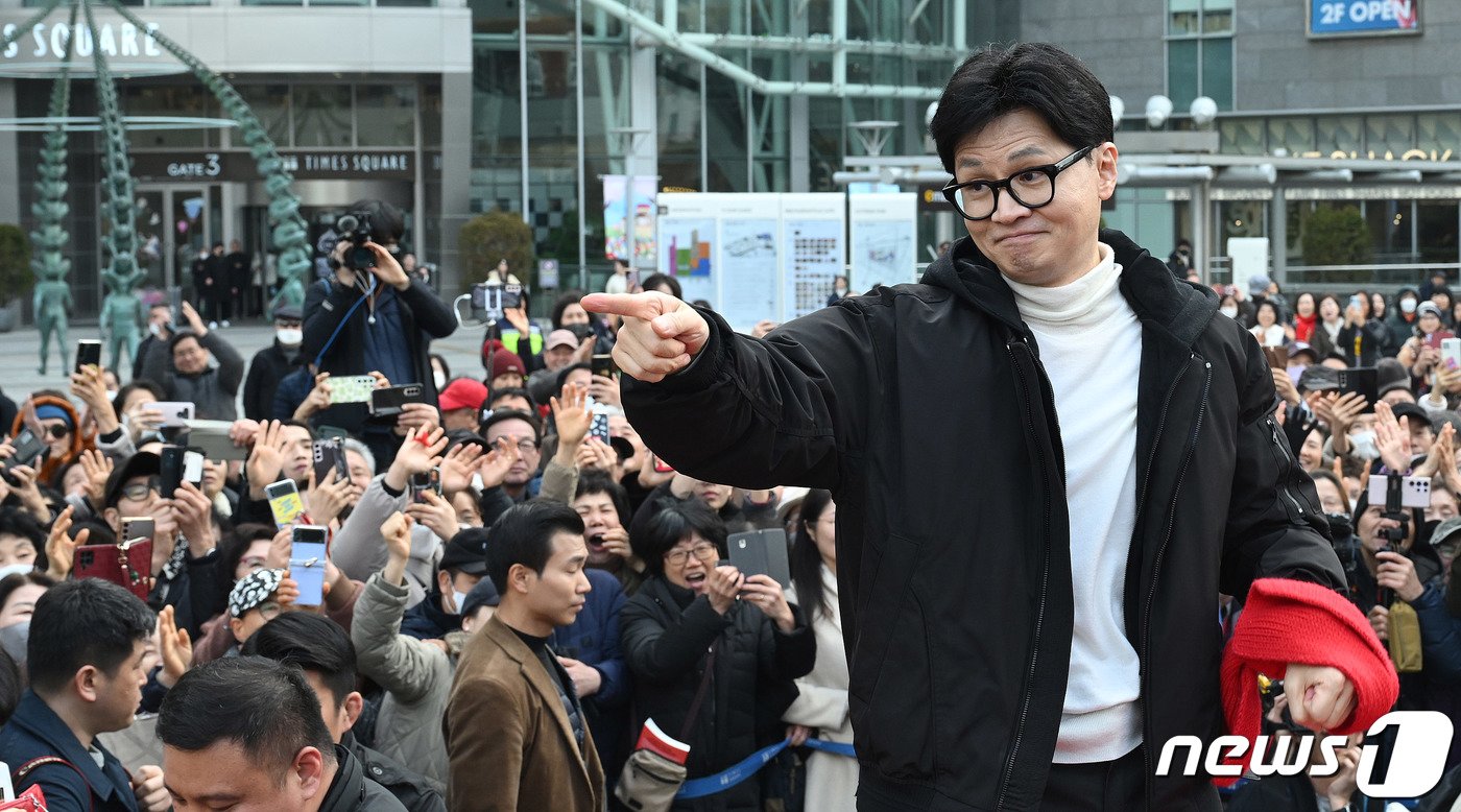 한동훈 국민의힘 비상대책위원장이 12일 서울 영등포구 타임스퀘어를 방문해 시민들과 인사를 나누고 있다. &#40;공동취재&#41; 2024.3.12/뉴스1 ⓒ News1 송원영 기자