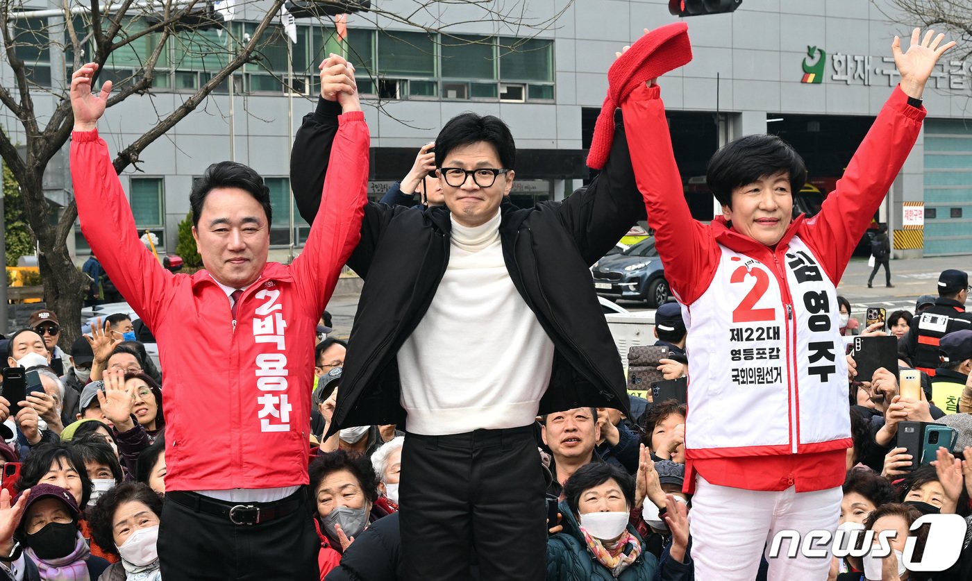 한동훈 국민의힘 비상대책위원장이 12일 서울 영등포구 타임스퀘어에서 김영주&#40;영등포갑&#41;·박용찬&#40;영등포을&#41; 후보의 손을 들어 올리고 있다. &#40;공동취재&#41; 2024.3.12/뉴스1 ⓒ News1 송원영 기자