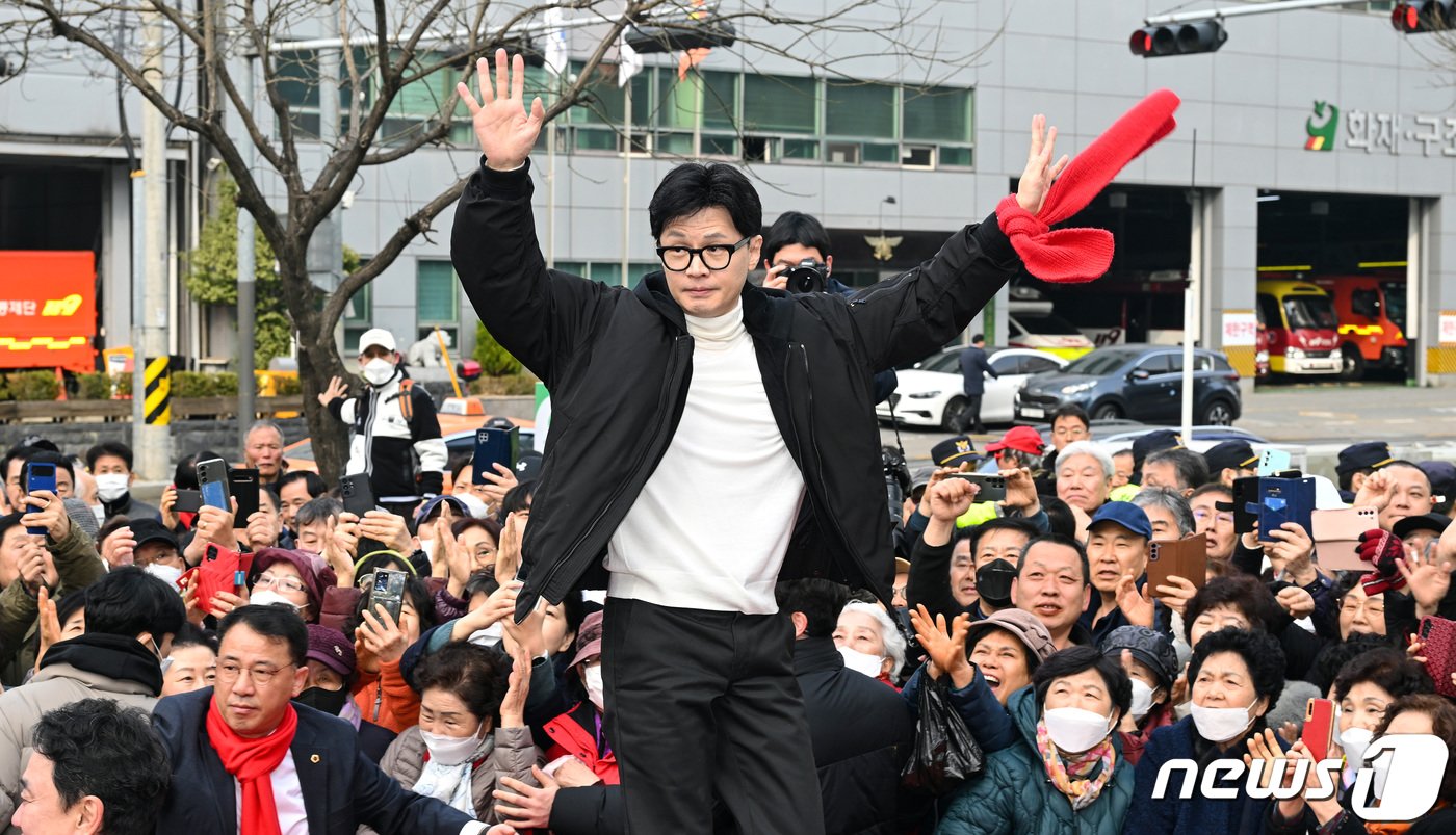 한동훈 국민의힘 비상대책위원장이 12일 서울 영등포구 타임스퀘어 광장에서 시민들에게 인사를 하고 있다. &#40;공동취재&#41; 2024.3.12/뉴스1 ⓒ News1 송원영 기자