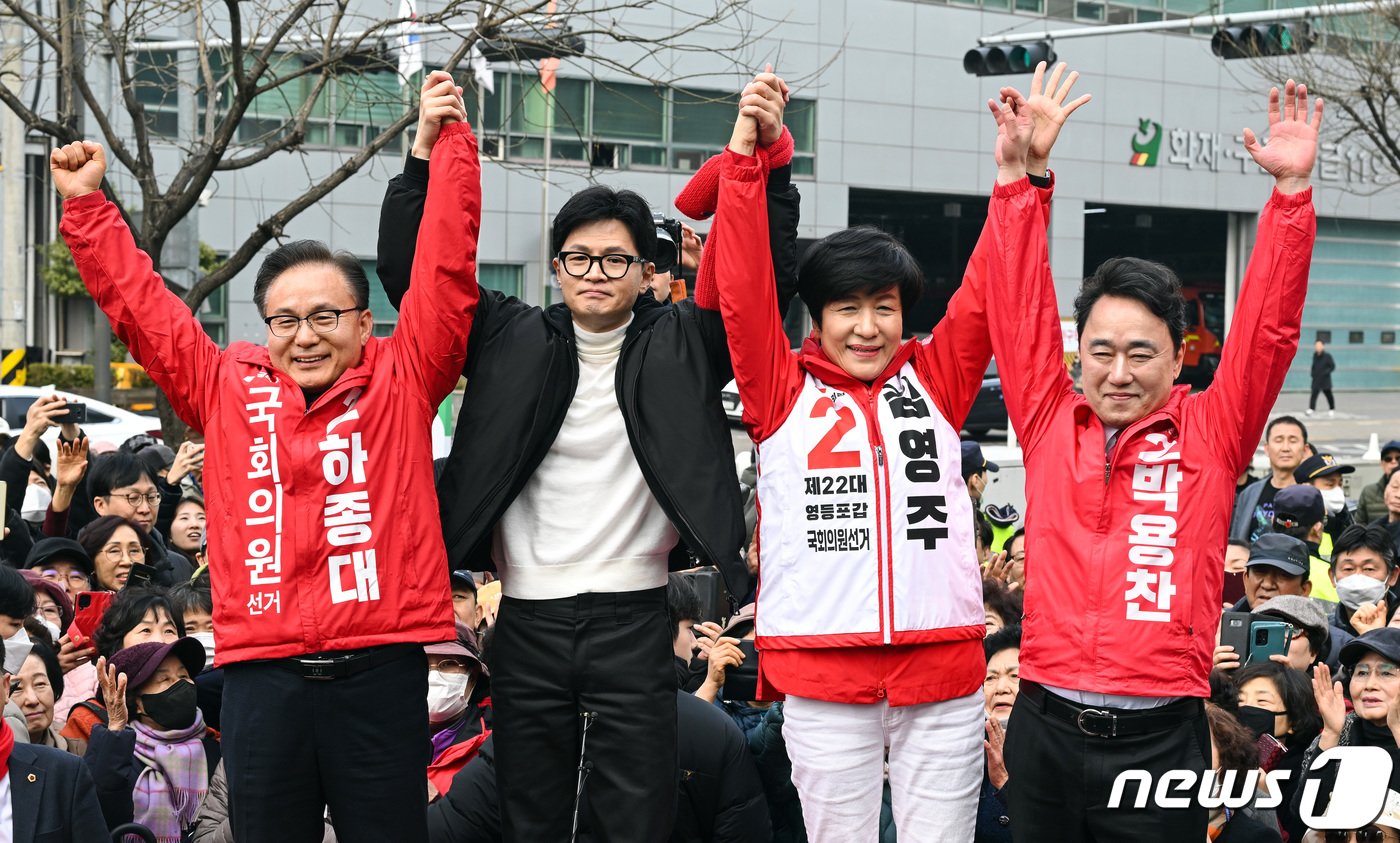 한동훈 국민의힘 비상대책위원장과 김영주, 박용찬, 하종대 후보와 함께 12일 서울 영등포구 타임스퀘어 광장에서 시민들에게 인사를 하고 있다. &#40;공동취재&#41; 2024.3.12/뉴스1 ⓒ News1 송원영 기자