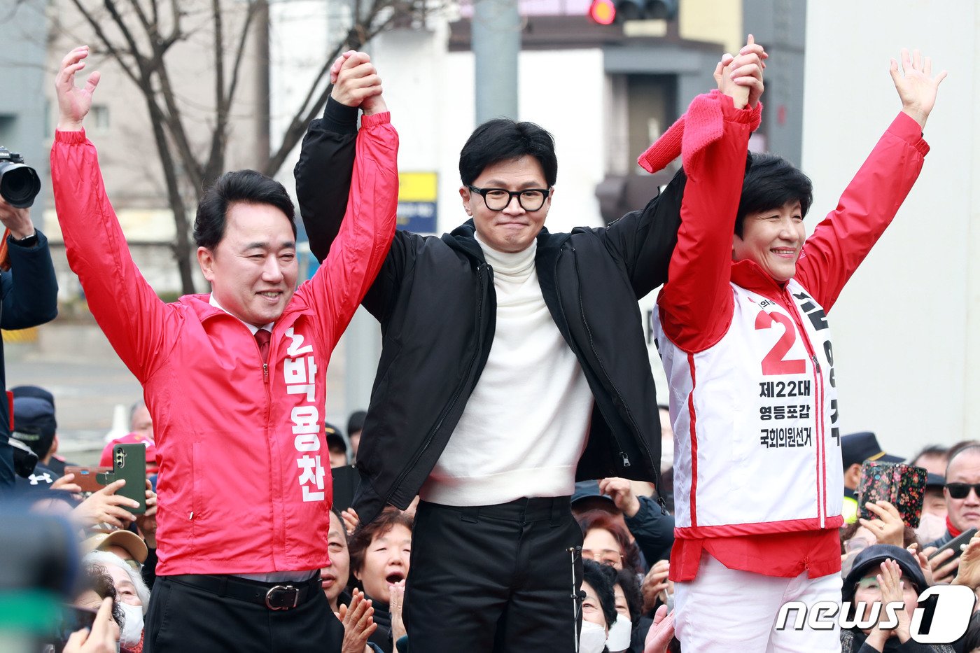 본문 이미지 - 한동훈 국민의힘 비상대책위원장(가운데)과 김영주 영등포갑 후보(오른쪽), 박용찬 영등포을 후보가 12일 오후 서울 영등포구 타임스퀘어 광장에서 거리인사를 하고 있다. (공동취재) 2024.3.12/뉴스1 ⓒ News1 송원영 기자