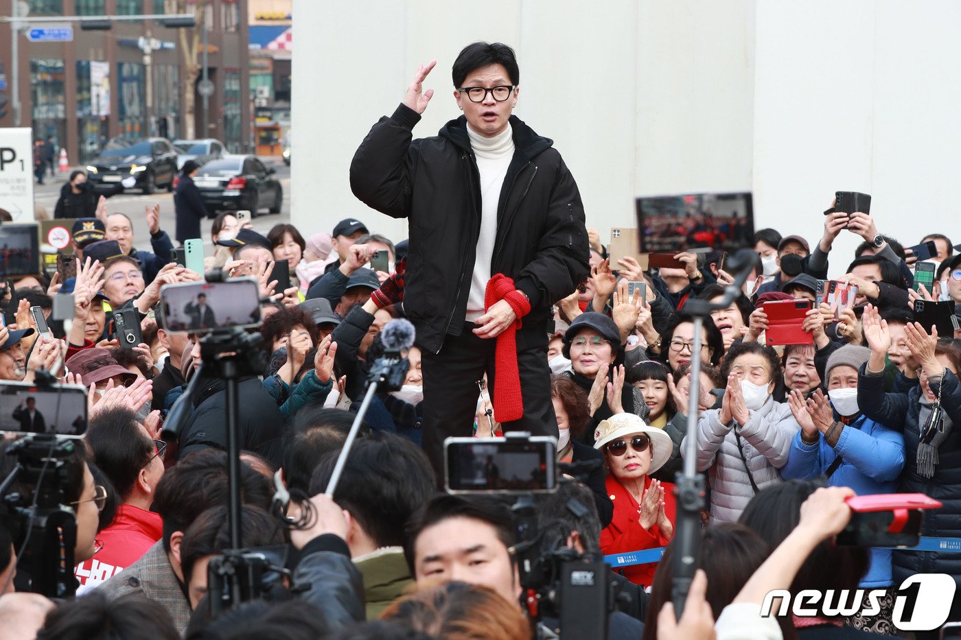 본문 이미지 - 한동훈 국민의힘 비상대책위원장이 12일 오후 서울 영등포구 타임스퀘어 광장에서 거리인사를 하고 있다. (공동취재) 2024.3.12/뉴스1 ⓒ News1 송원영 기자
