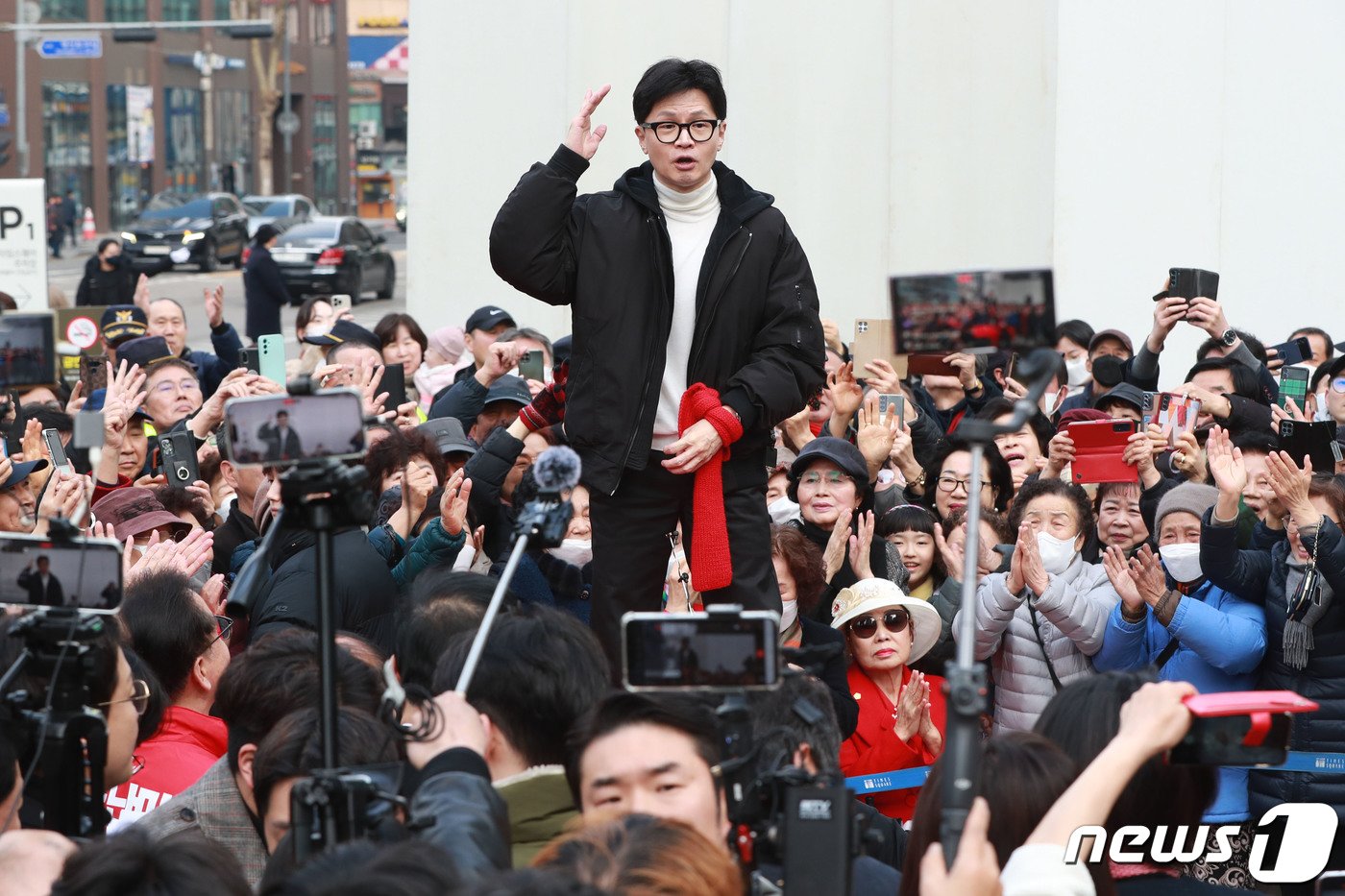 한동훈 국민의힘 비상대책위원장이 12일 오후 서울 영등포구 타임스퀘어 광장에서 거리인사를 하고 있다. &#40;공동취재&#41; 2024.3.12/뉴스1 ⓒ News1 송원영 기자