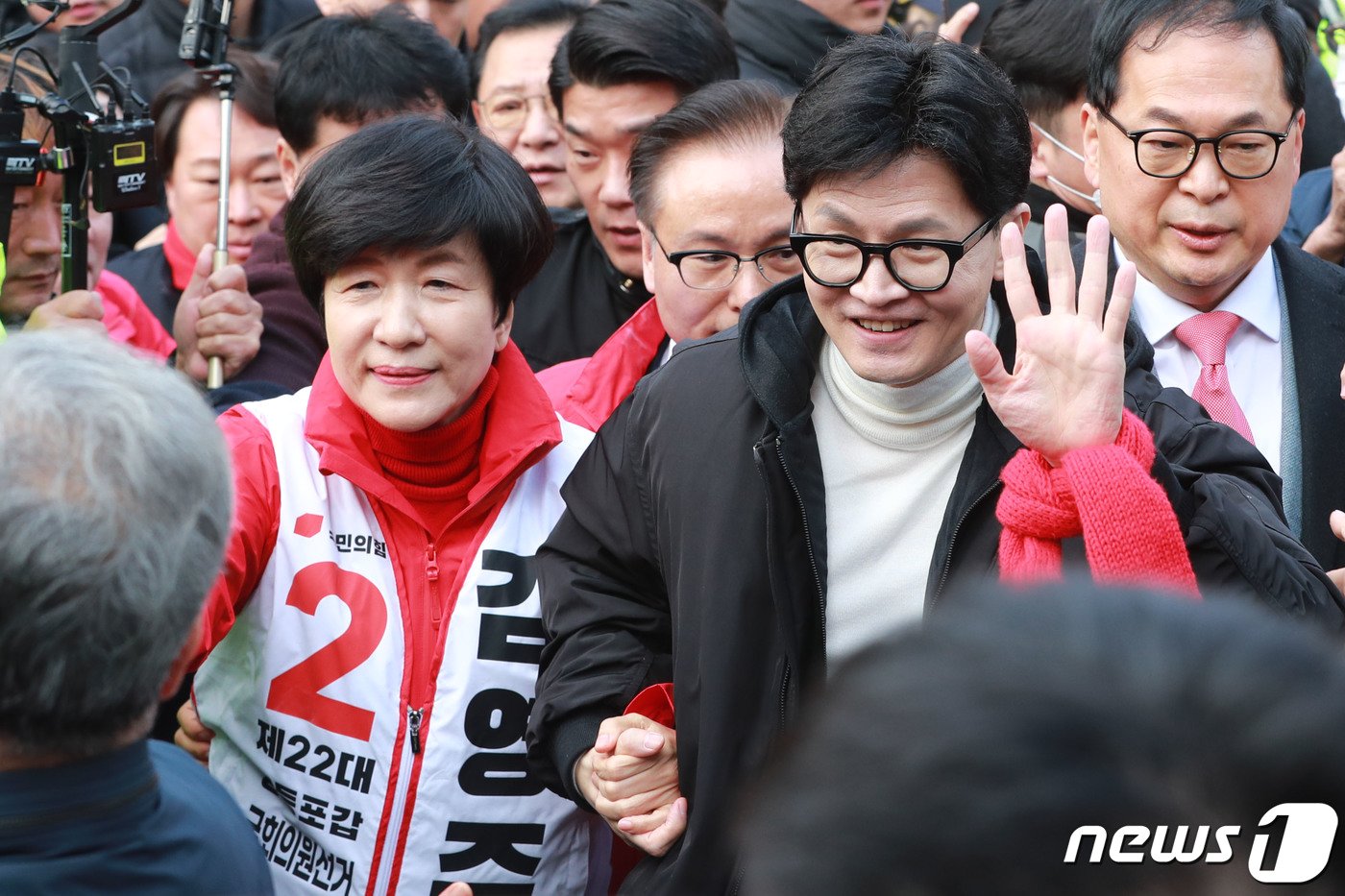 본문 이미지 - 한동훈 국민의힘 비상대책위원장과 김영주 영등포갑 후보가 12일 오후 서울 영등포구 타임스퀘어 광장에 거리인사를 위해 들어서고 있다. (공동취재) 2024.3.12/뉴스1 ⓒ News1 송원영 기자