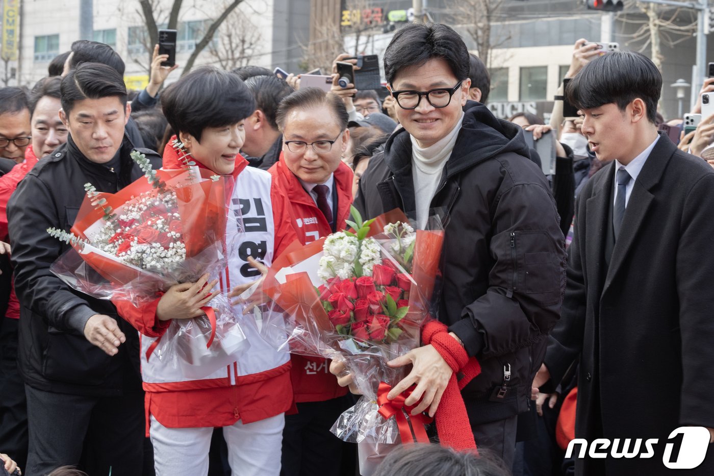 본문 이미지 - 한동훈 국민의힘 비대위원장이 12일 오후 시민들과 인사를 위해 김영주 영등포갑 국회의원 후보, 박용찬 영등포을 국회의원 후보 등과 함께 영등포 타임스퀘어 광장에 마련된 단상으로 입장하고 있다. 20240312 ⓒ News1 송원영 기자