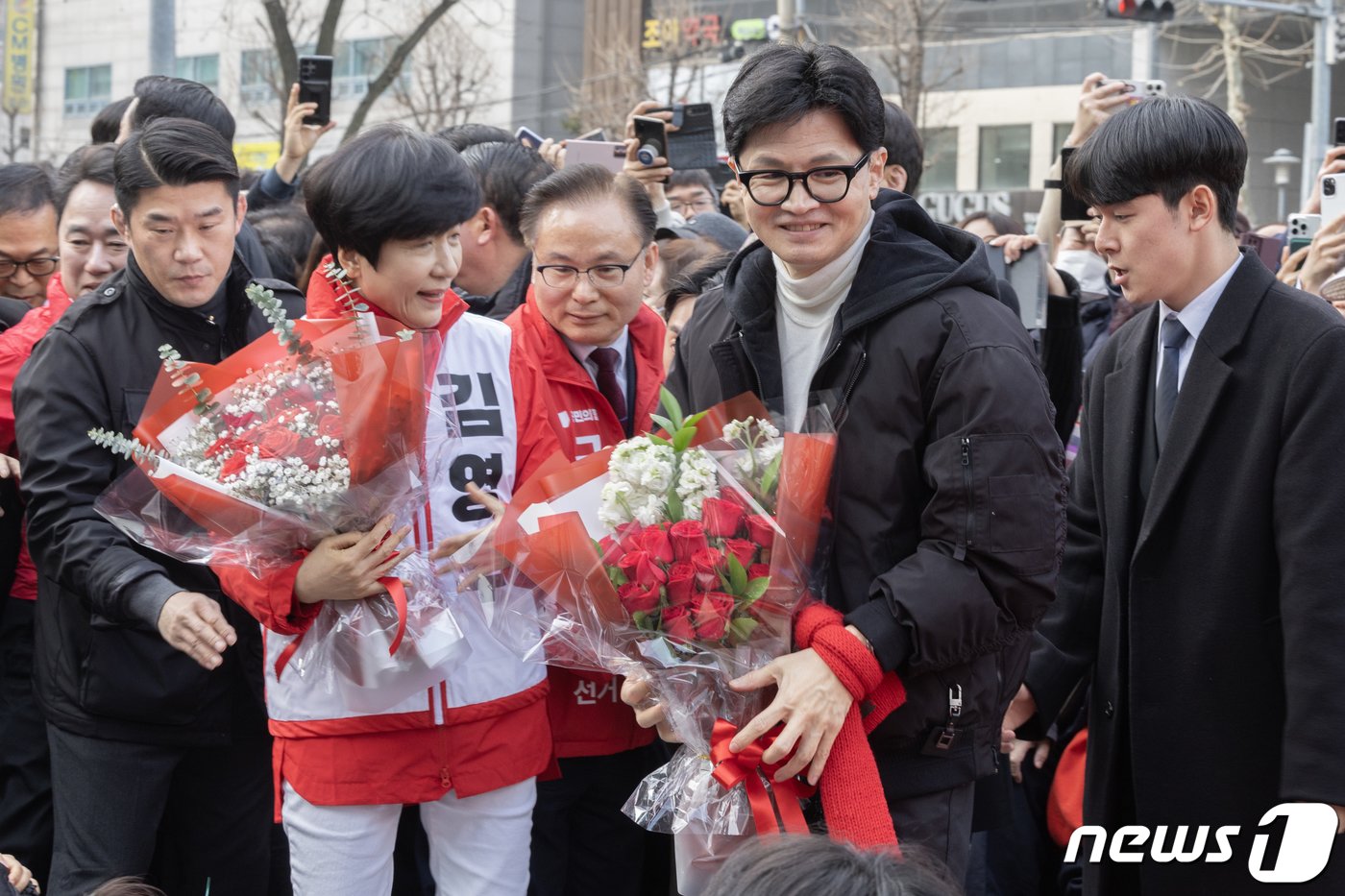 한동훈 국민의힘 비대위원장이 12일 오후 시민들과 인사를 위해 김영주 영등포갑 국회의원 후보, 박용찬 영등포을 국회의원 후보 등과 함께 영등포 타임스퀘어 광장에 마련된 단상으로 입장하고 있다. 20240312 ⓒ News1 송원영 기자