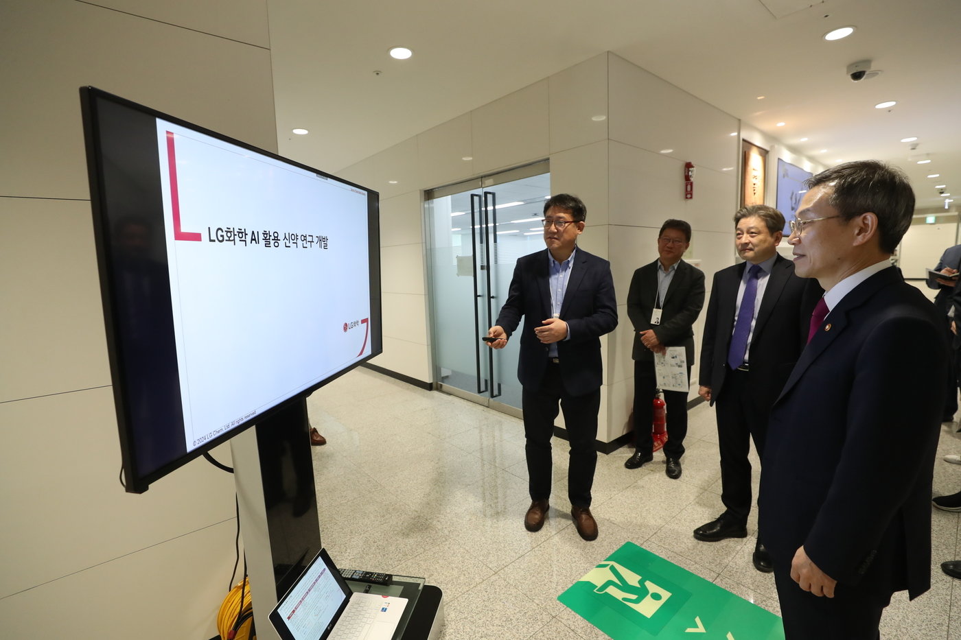 본문 이미지 - 이종호 과학기술정보통신부 장관이 12일 오후 서울 강서구 LG사이언스파크를 방문해 LG화학 신약연구 현장시설을 참관하고 있다. (과기정통부 제공)