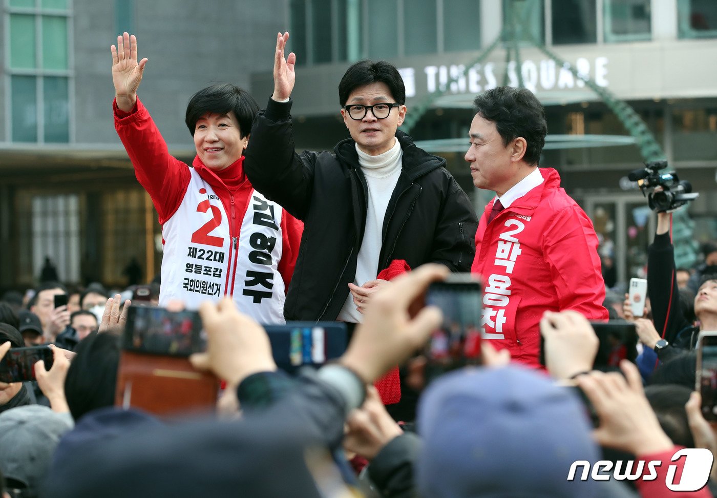 본문 이미지 - 한동훈 국민의힘 비상대책위원장이 12일 서울 영등포구 타임스퀘어 앞에서 김영주 영등포갑, 박용찬 영등포을 후보의 지지를 호소하고 있다. (공동취재) 2024.3.12/뉴스1 ⓒ News1 송원영 기자
