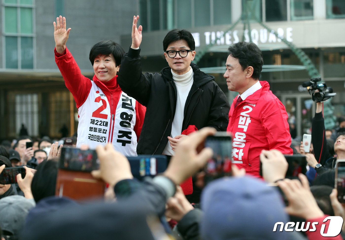 한동훈 국민의힘 비상대책위원장이 12일 서울 영등포구 타임스퀘어 앞에서 김영주 영등포갑, 박용찬 영등포을 후보의 지지를 호소하고 있다. &#40;공동취재&#41; 2024.3.12/뉴스1 ⓒ News1 송원영 기자